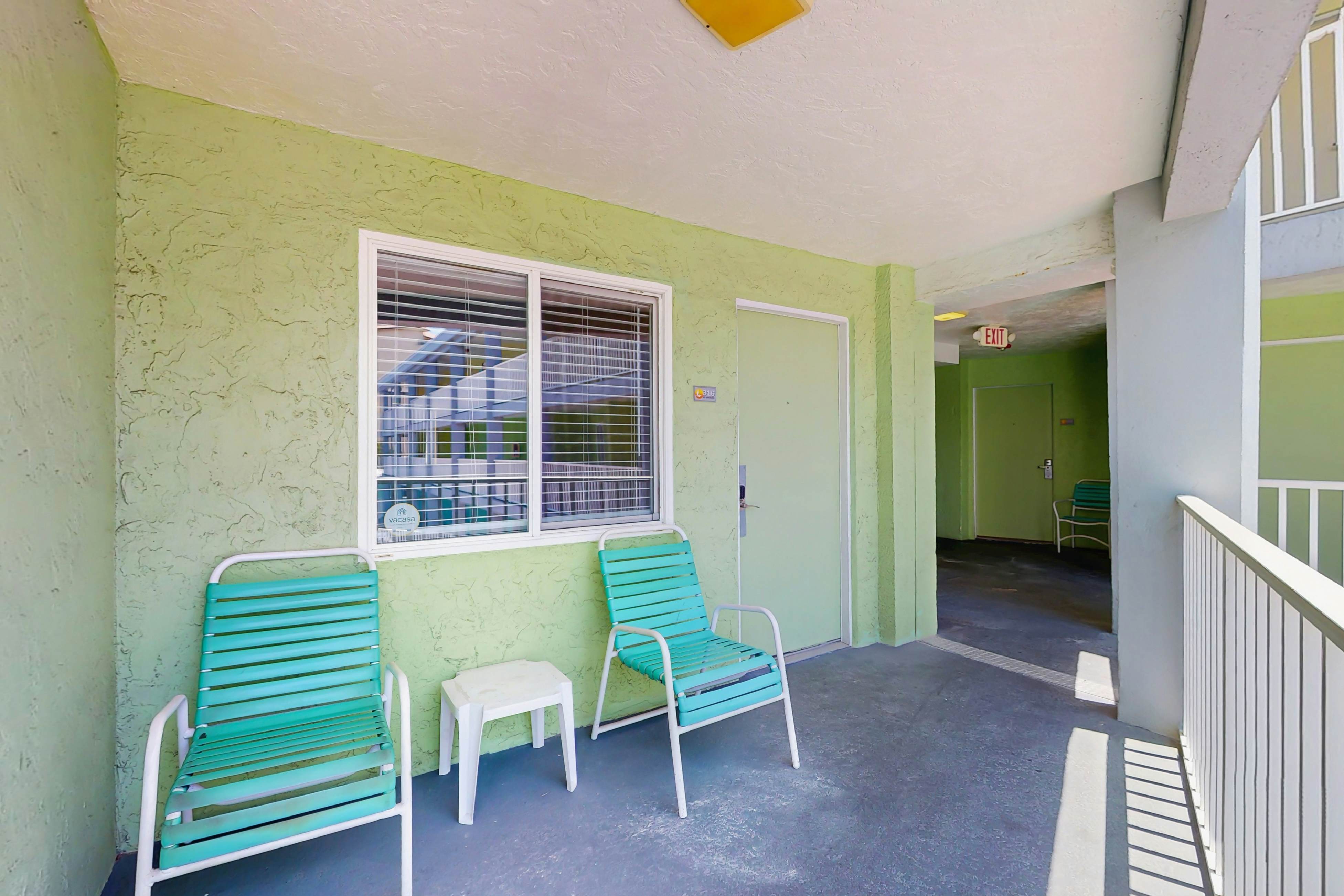 3rd-Floor Studio w/Beach Access, Shared Heated Pool, W/D, Partial AC, Free WiFi