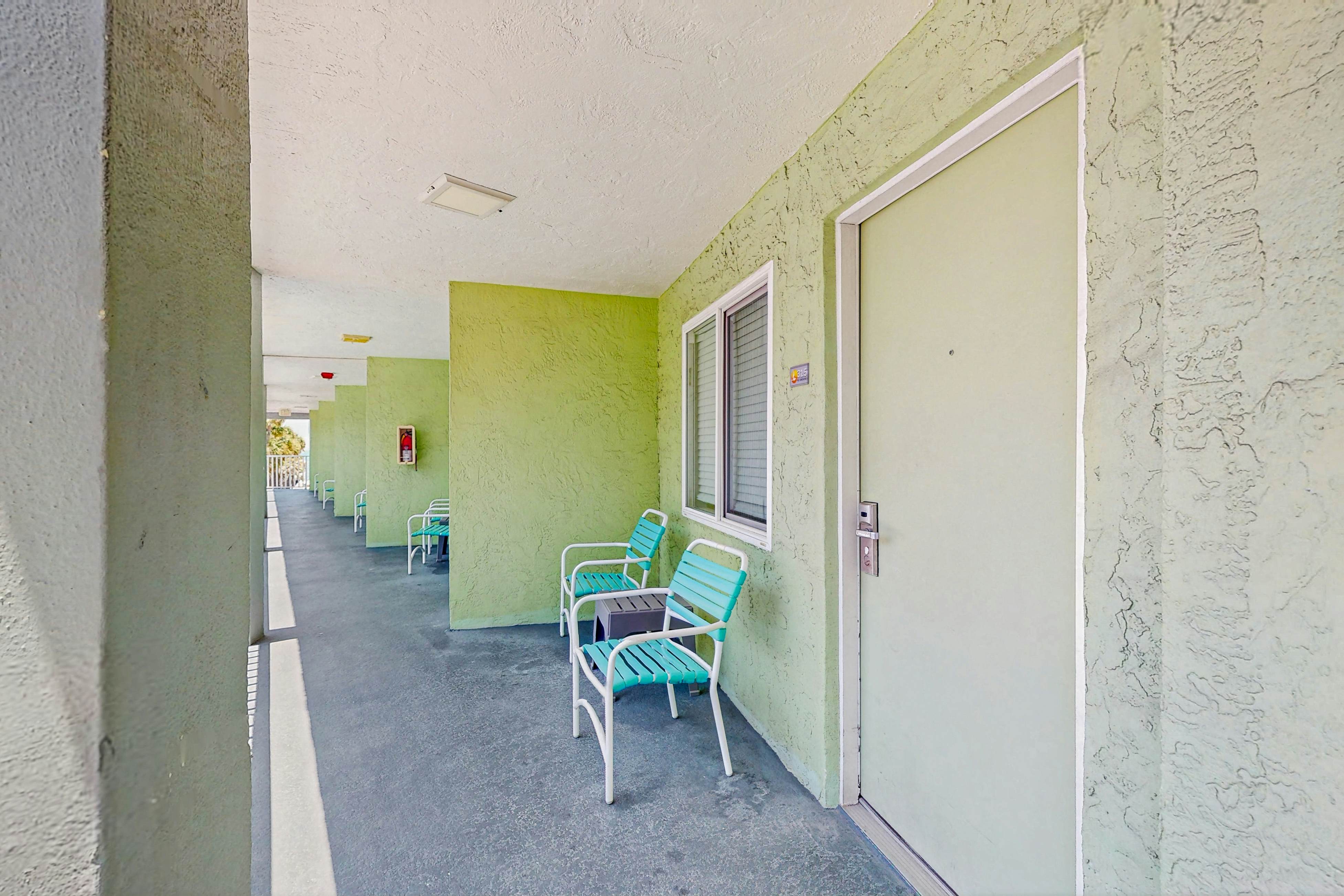 3rd-Floor Studio w/Beach Access, Shared Heated Pool, W/D, Partial AC, Free WiFi