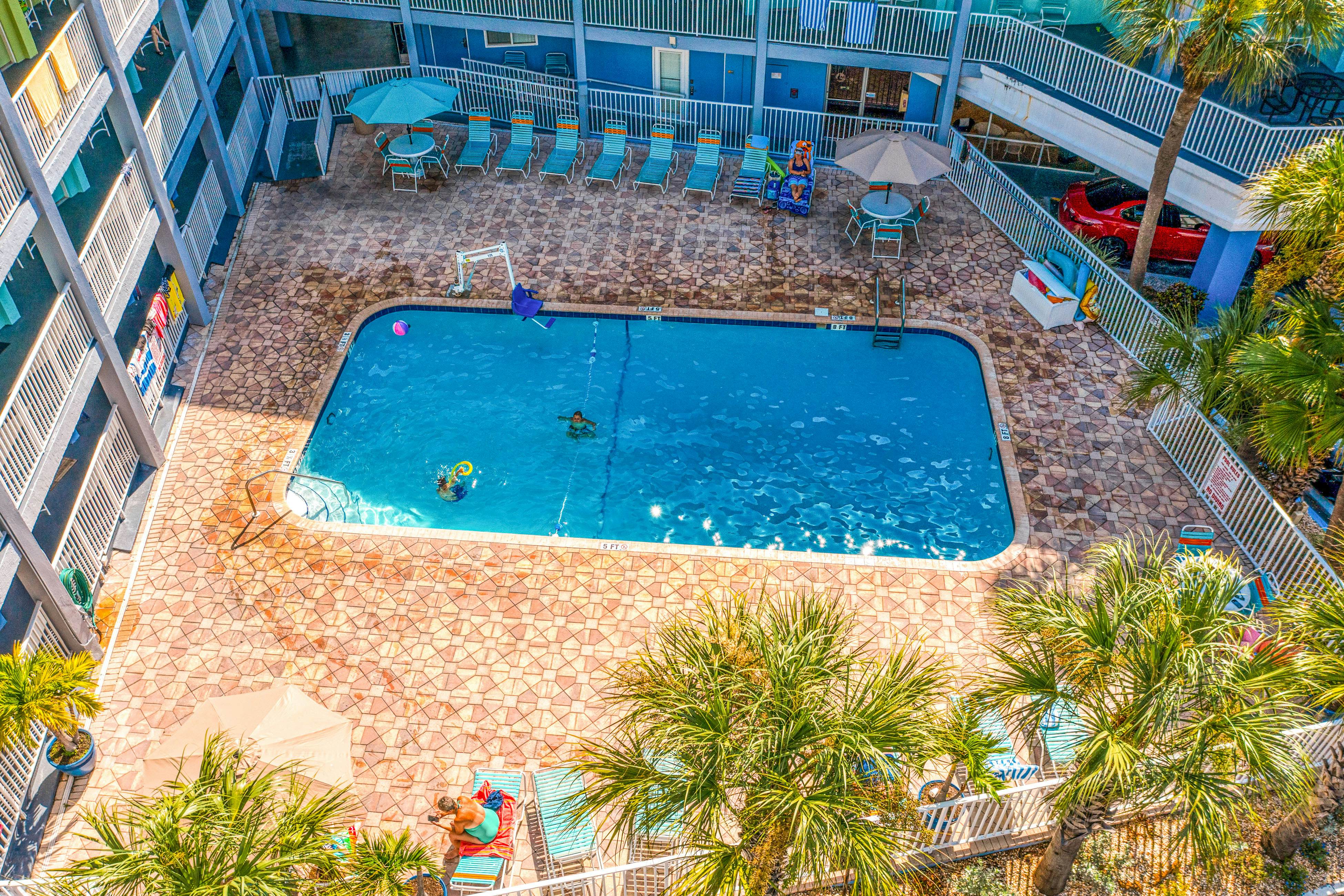 3rd-Floor Studio w/Beach Access, Shared Heated Pool, W/D, Partial AC, Free WiFi