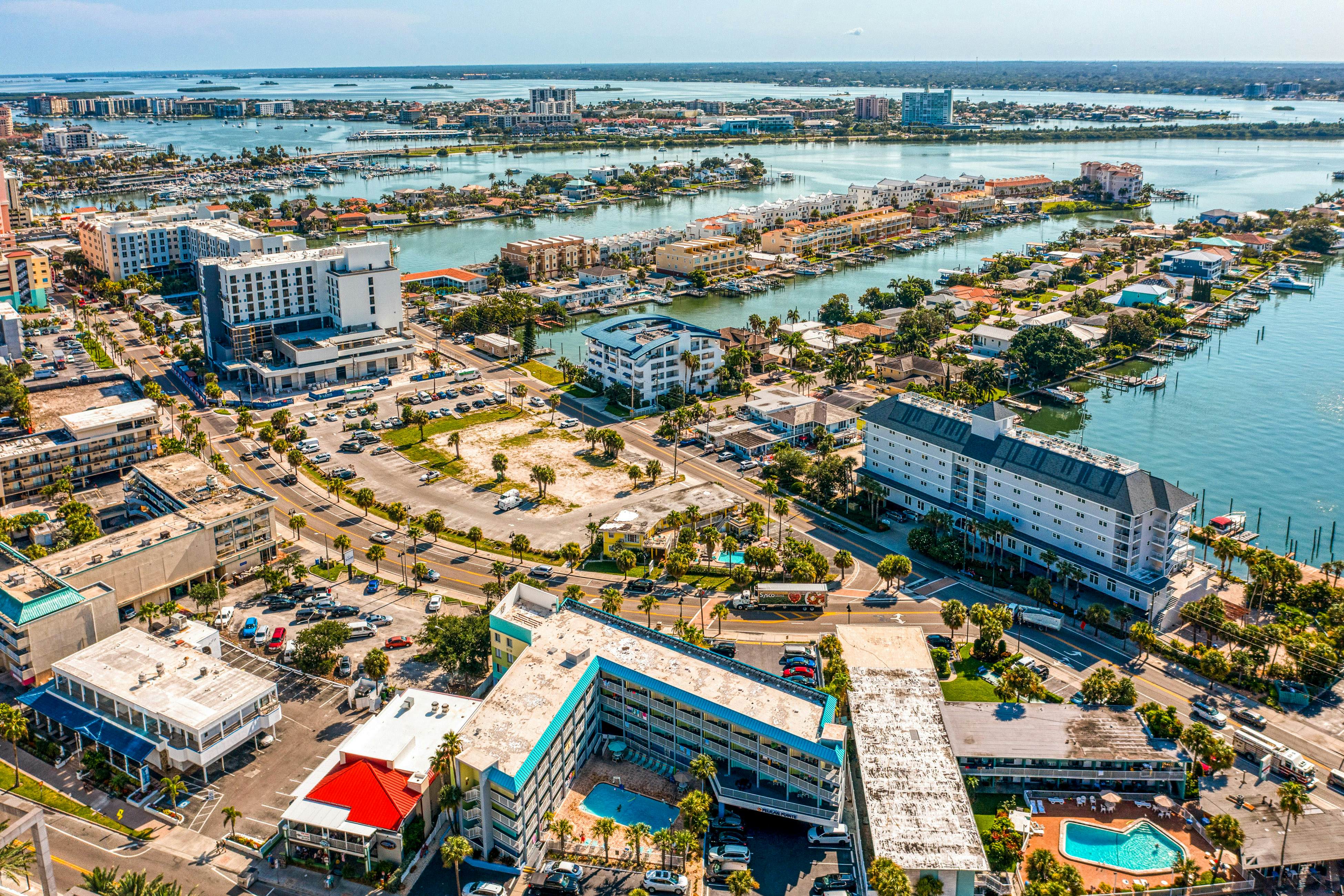 3rd-Floor Studio w/Beach Access, Shared Heated Pool, W/D, Partial AC, Free WiFi