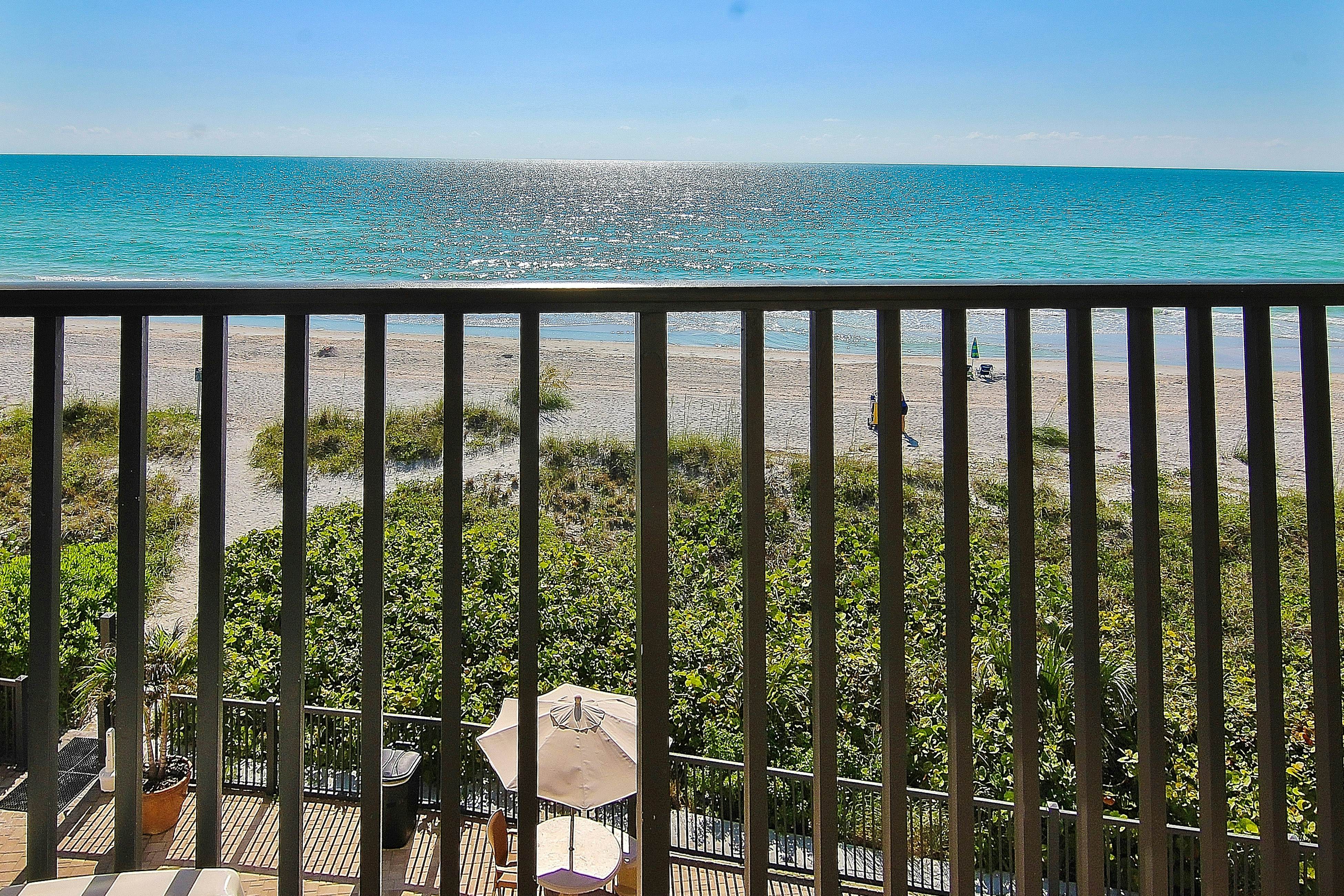 Gulf-front condo with pool, amazing views & central AC - dog-friendly