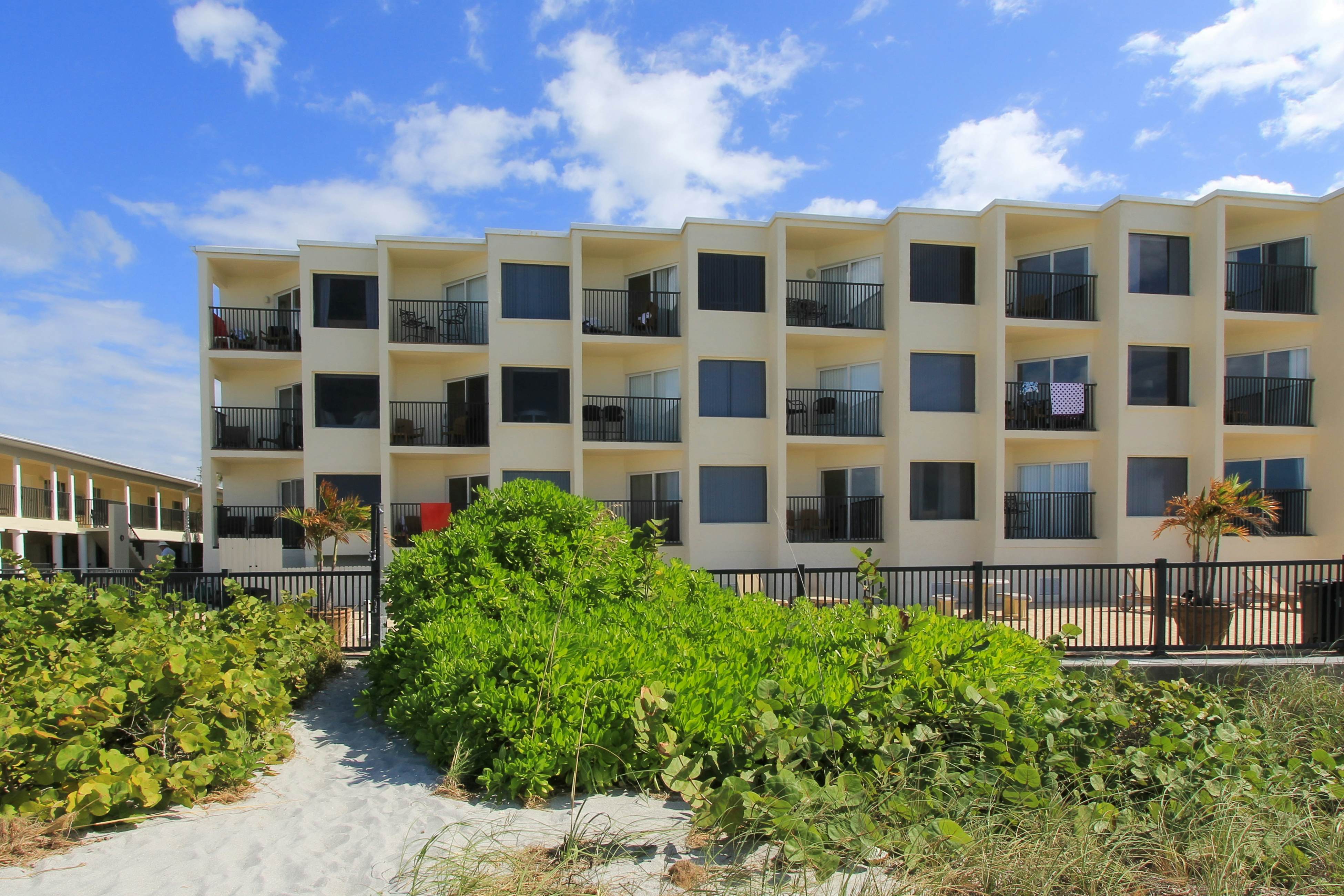 Gulf-front condo with pool, amazing views & central AC - dog-friendly