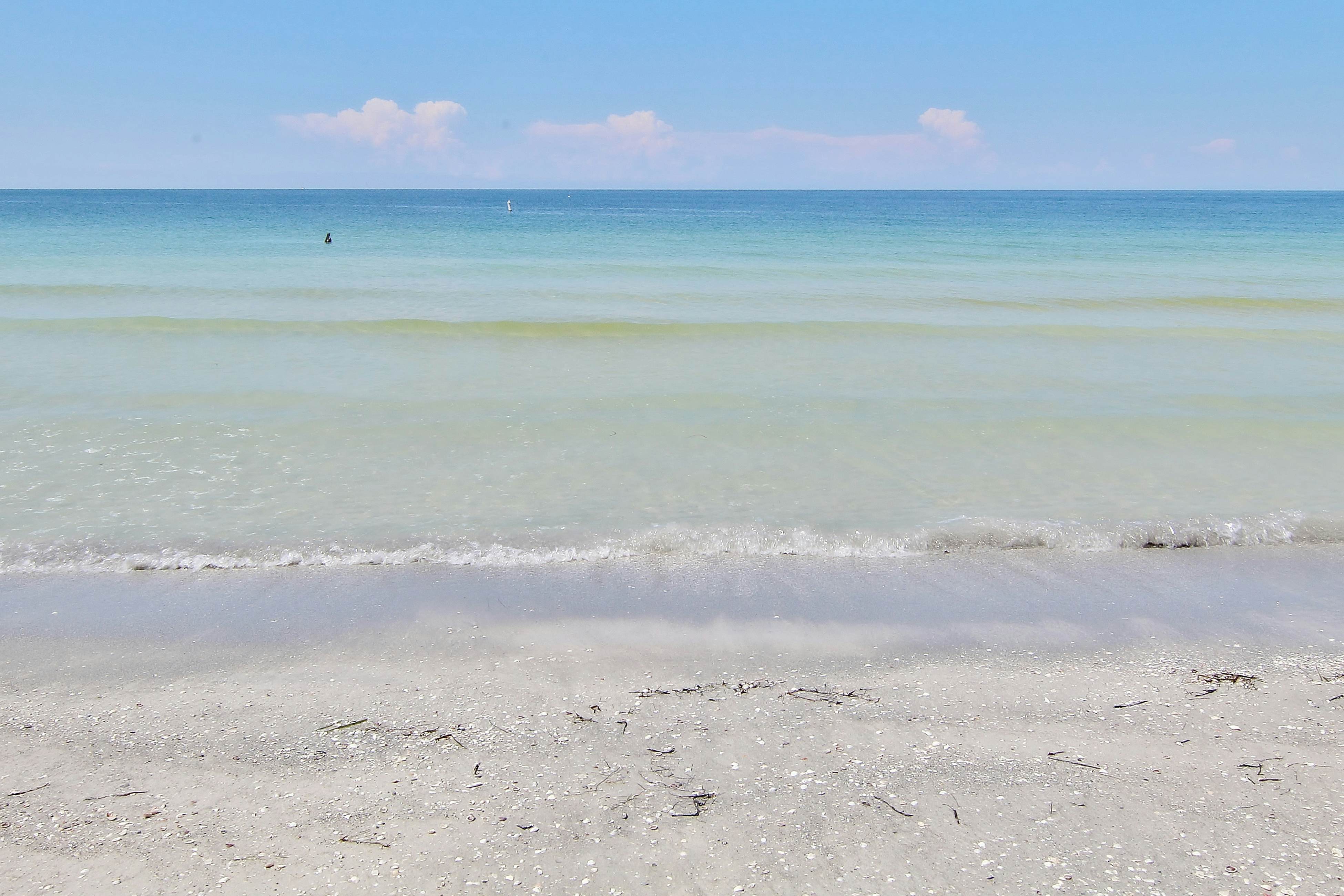 Gulf-front condo with pool, amazing views & central AC - dog-friendly