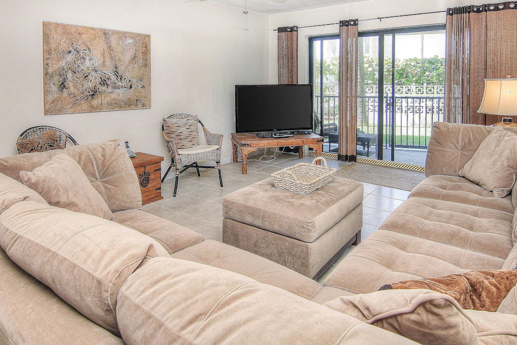 Elegant 1st floor condo w private patio AC on site outdoor pool and gas grills