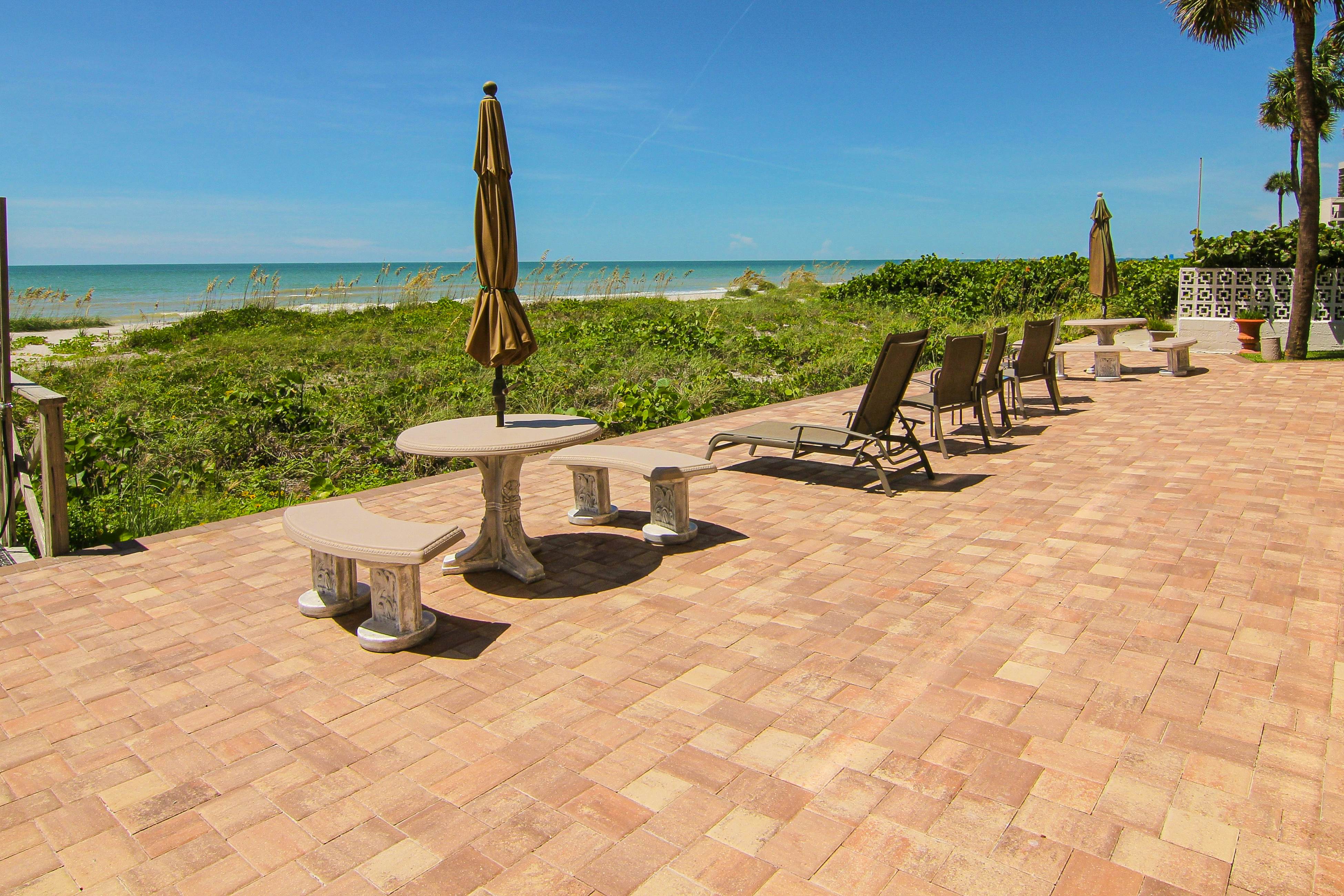 Elegant 1st-floor condo w/private patio, AC, on-site outdoor pool & gas grills