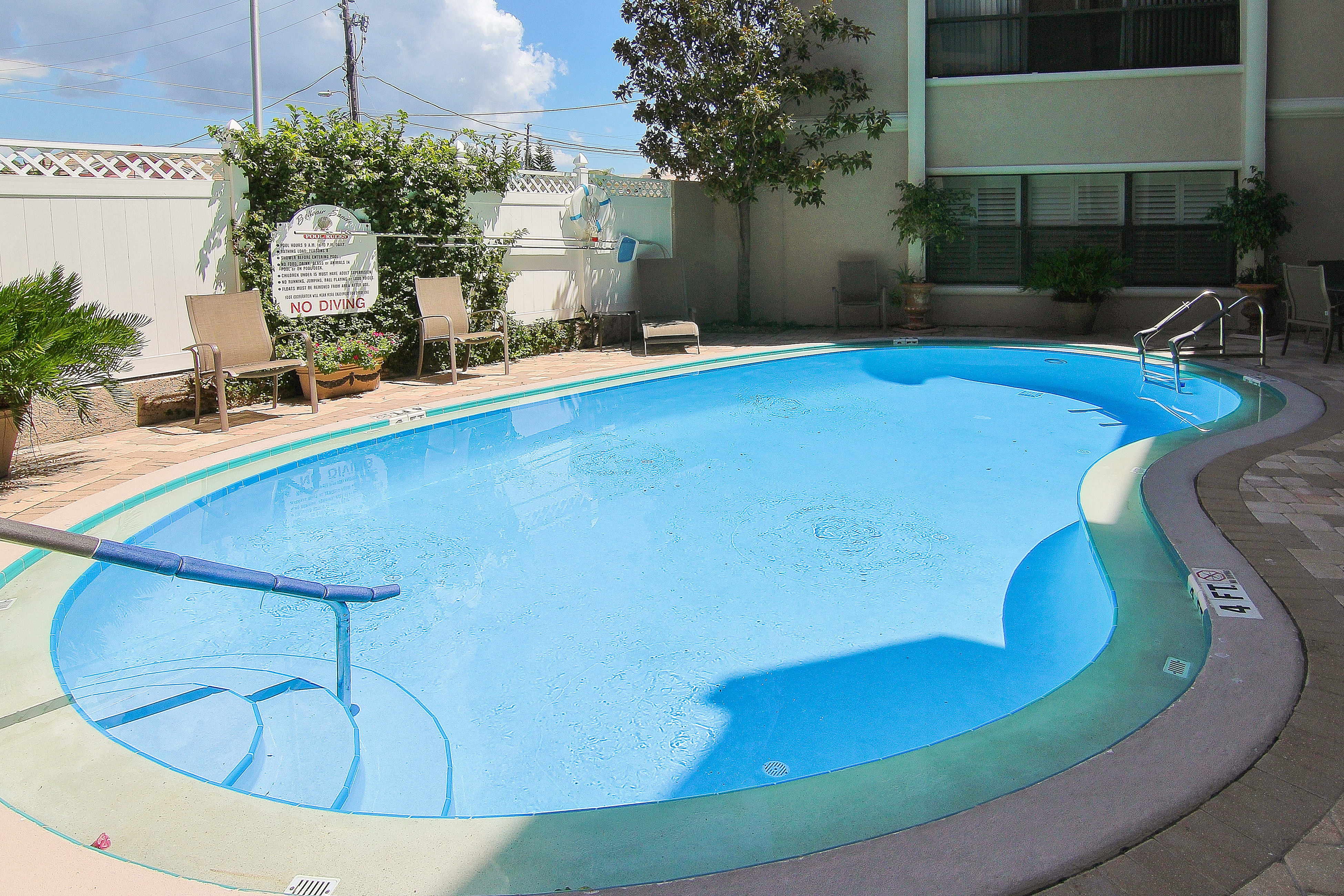 Elegant 1st floor condo w private patio AC on site outdoor pool and gas grills