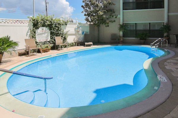 Elegant 1st floor condo w private patio AC on site outdoor pool and gas grills