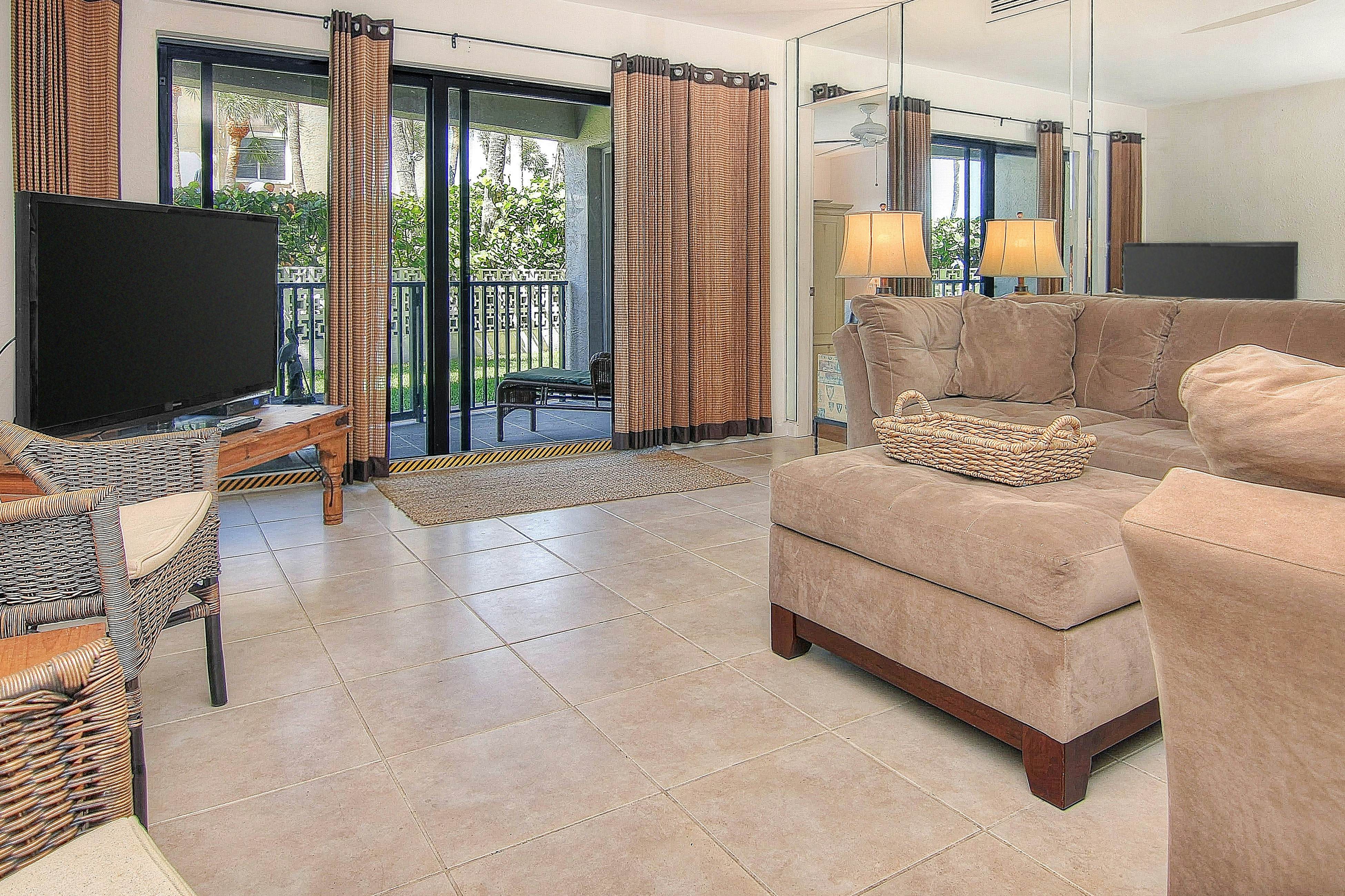 Elegant 1st-floor condo w/private patio, AC, on-site outdoor pool & gas grills