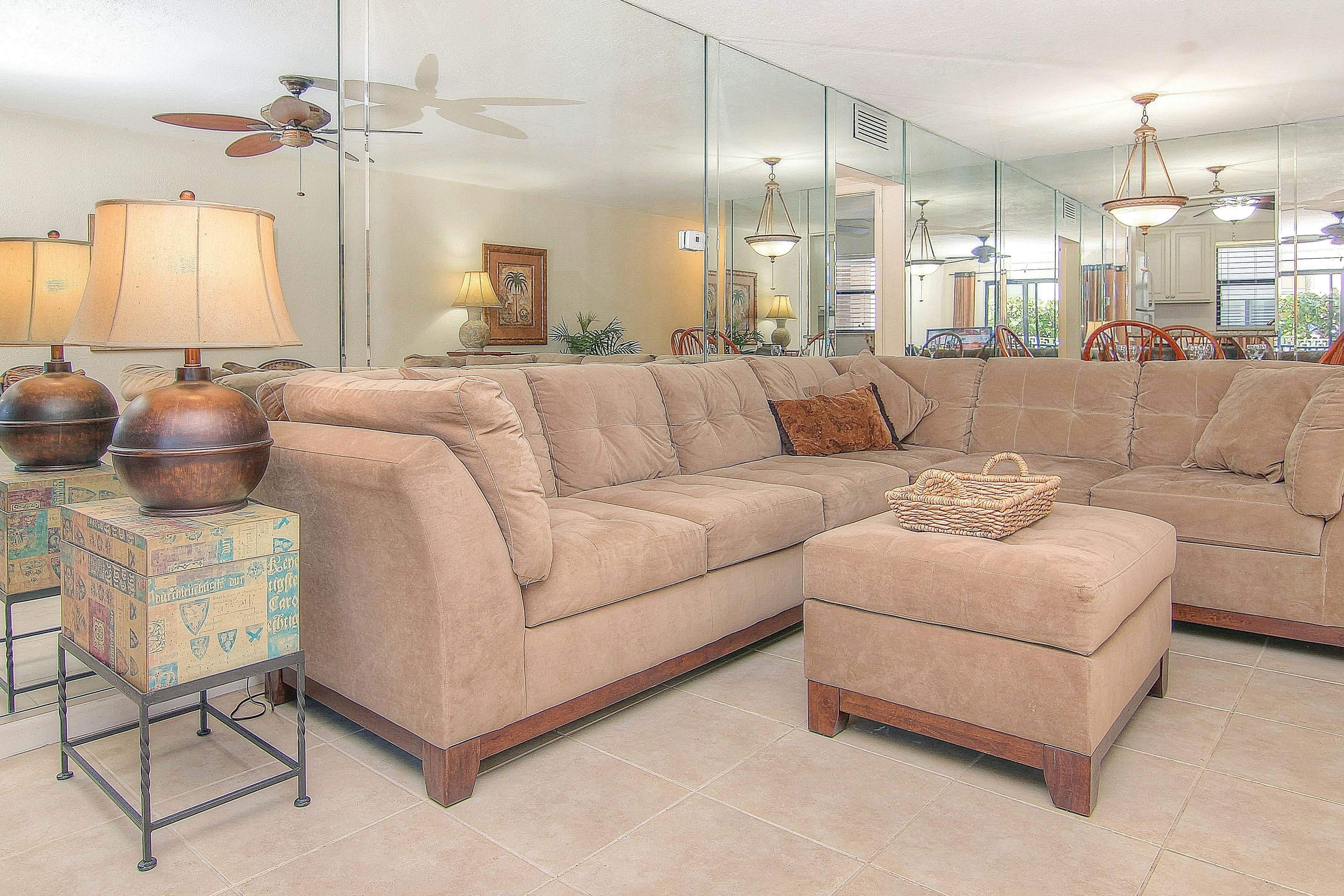 Elegant 1st-floor condo w/private patio, AC, on-site outdoor pool & gas grills