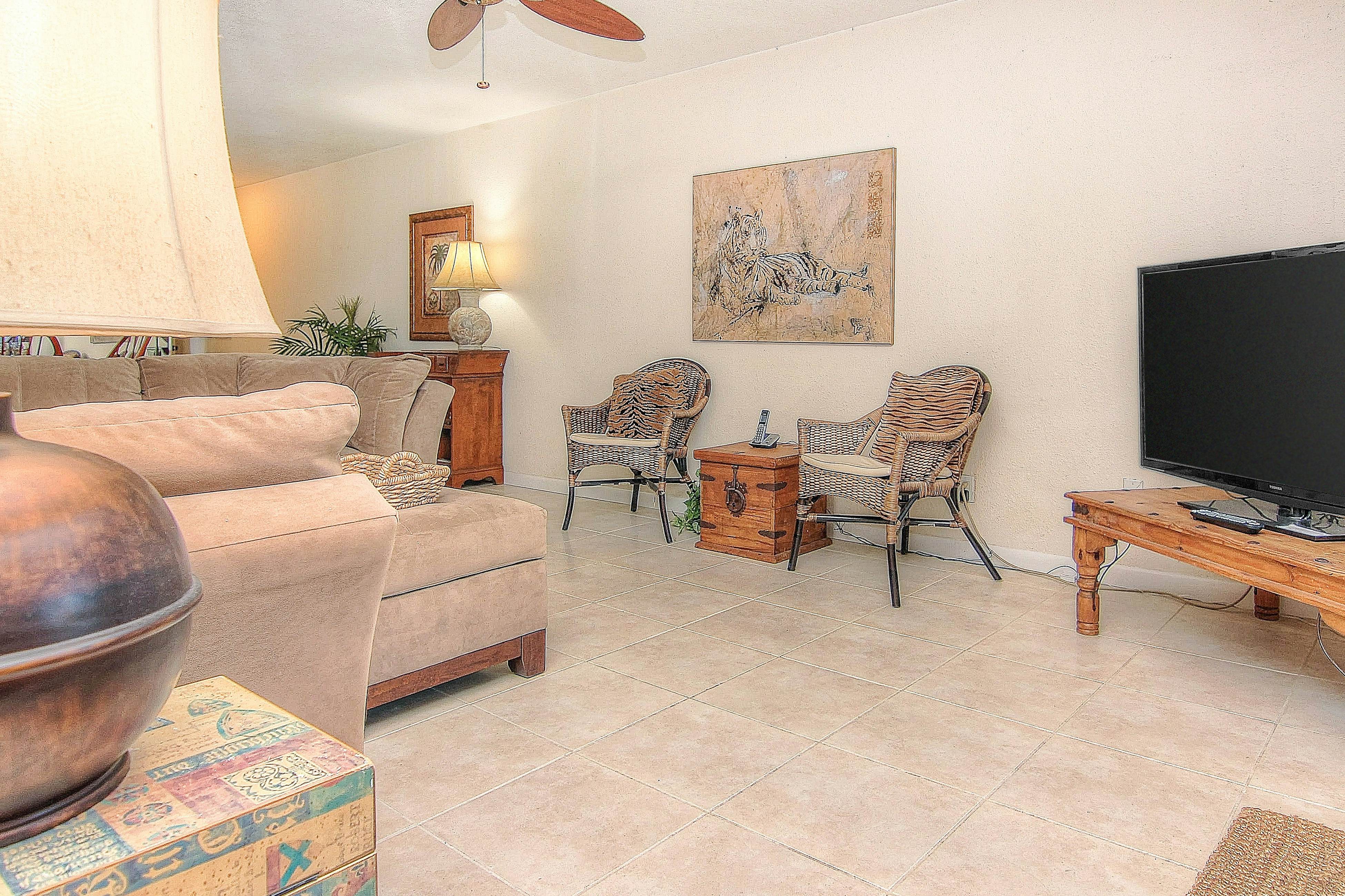 Elegant 1st-floor condo w/private patio, AC, on-site outdoor pool & gas grills