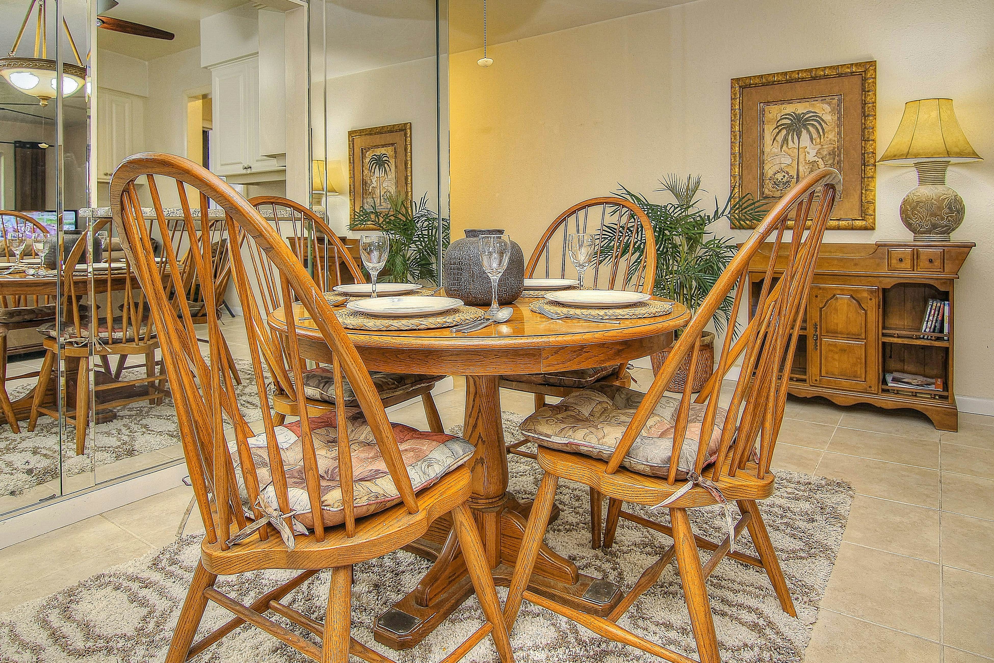 Elegant 1st-floor condo w/private patio, AC, on-site outdoor pool & gas grills