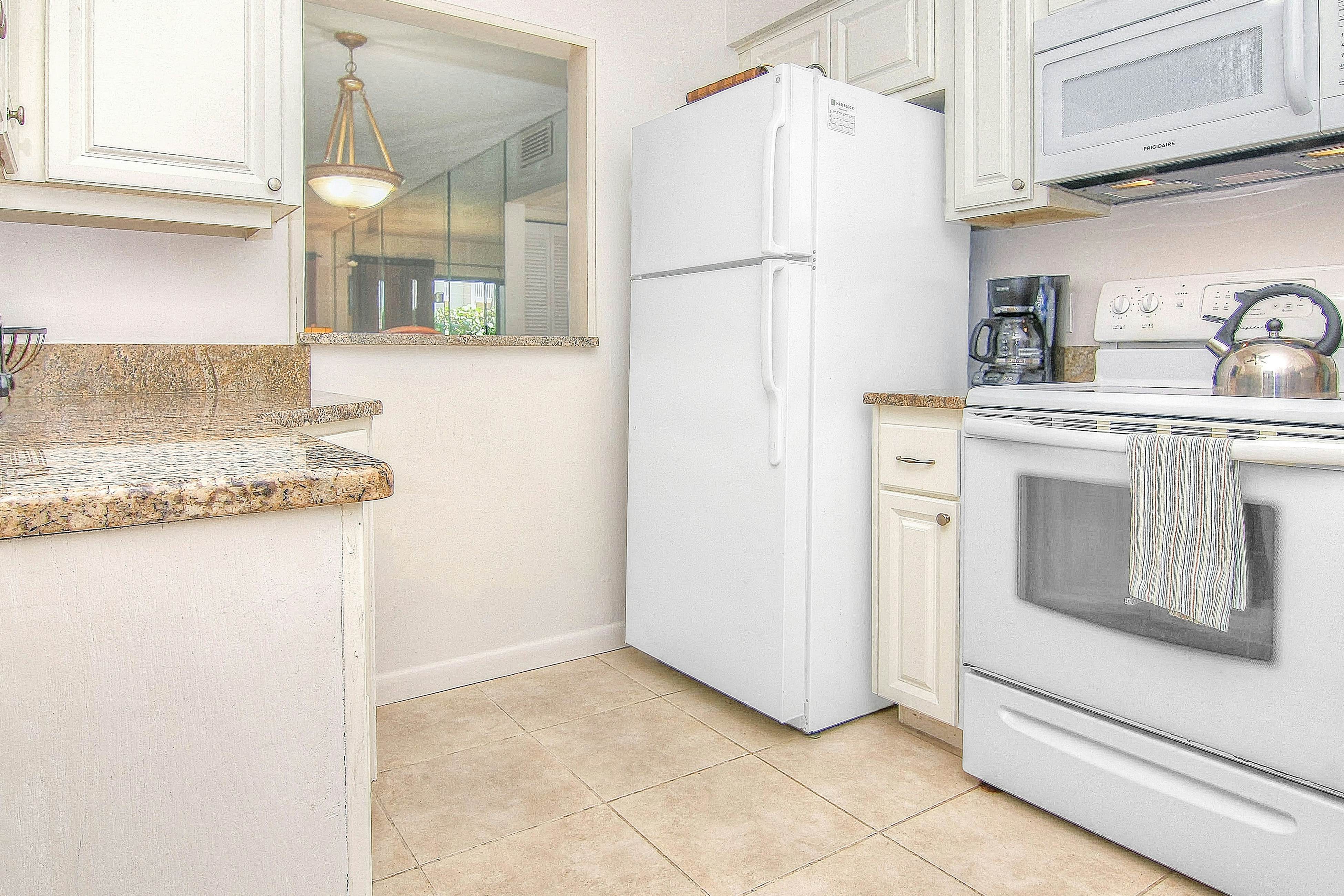 Elegant 1st-floor condo w/private patio, AC, on-site outdoor pool & gas grills