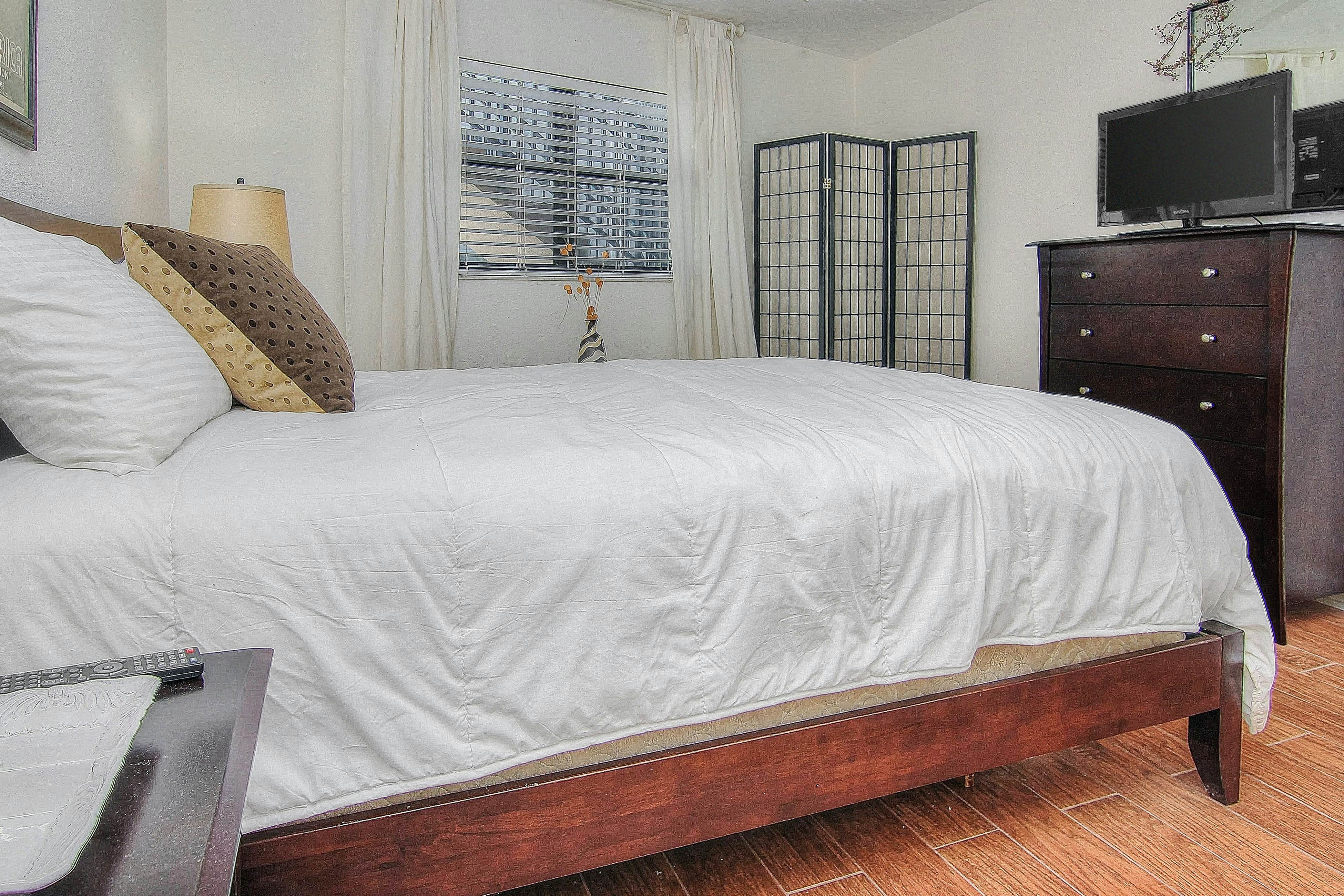 Elegant 1st-floor condo w/private patio, AC, on-site outdoor pool & gas grills