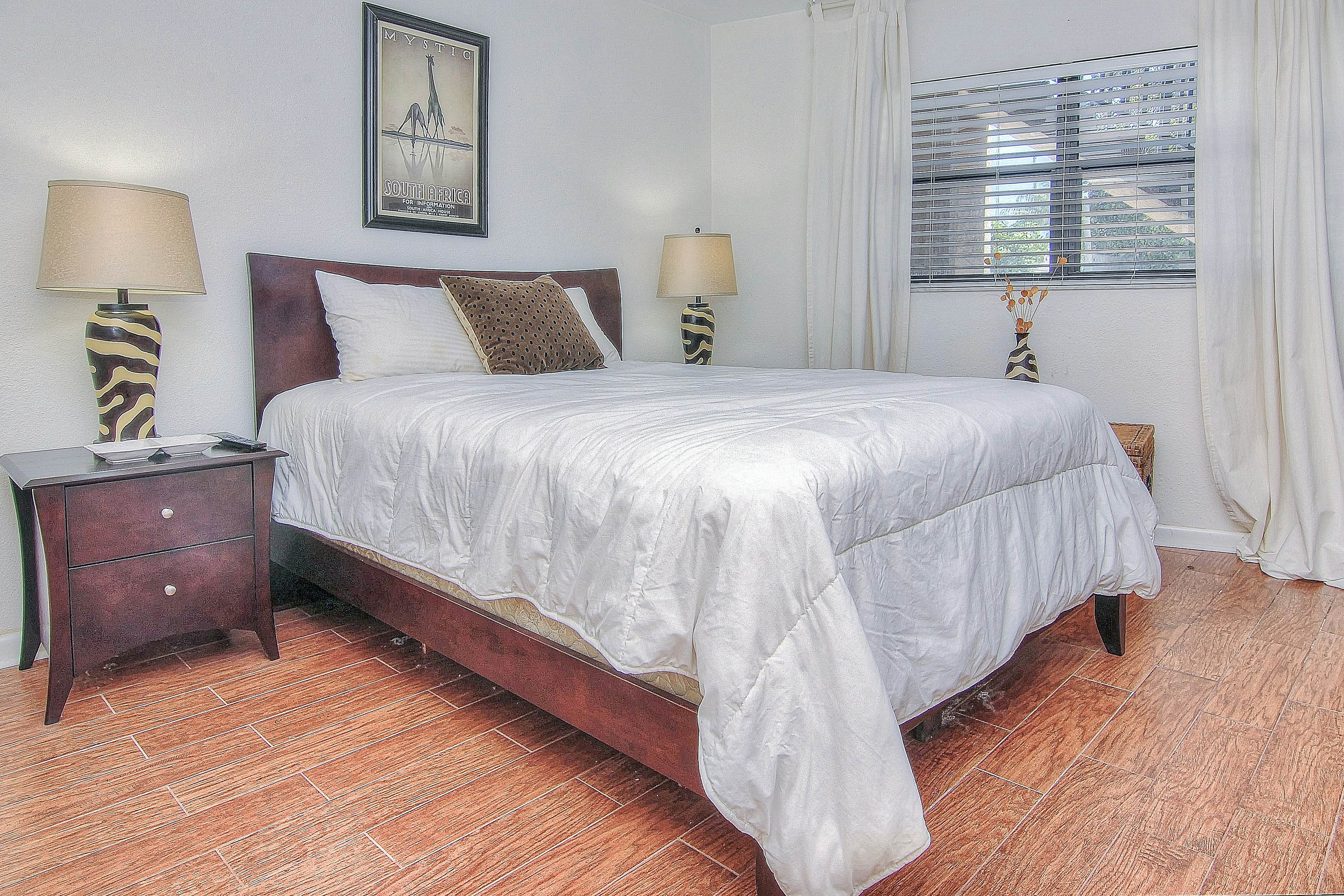 Elegant 1st-floor condo w/private patio, AC, on-site outdoor pool & gas grills