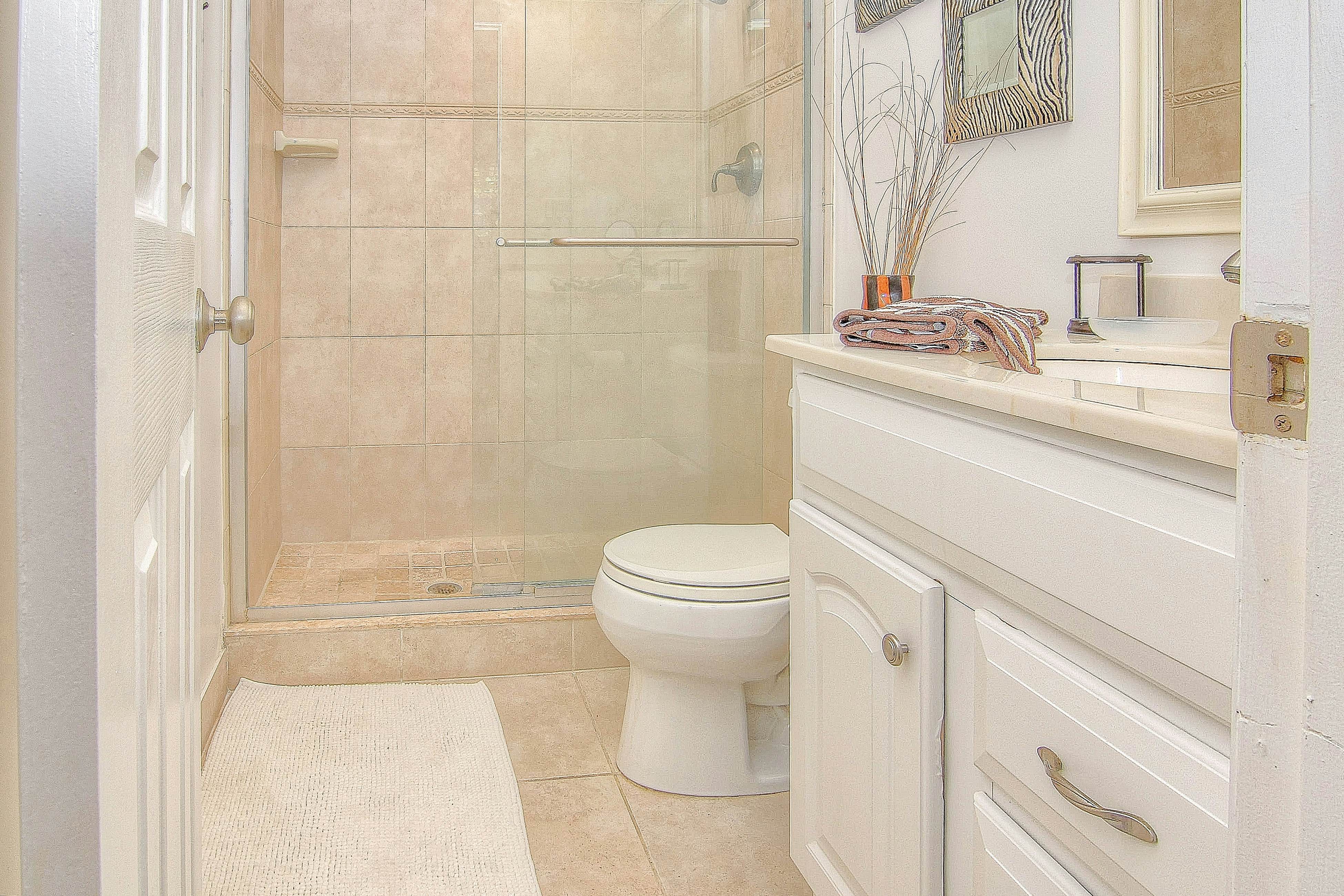 Elegant 1st-floor condo w/private patio, AC, on-site outdoor pool & gas grills