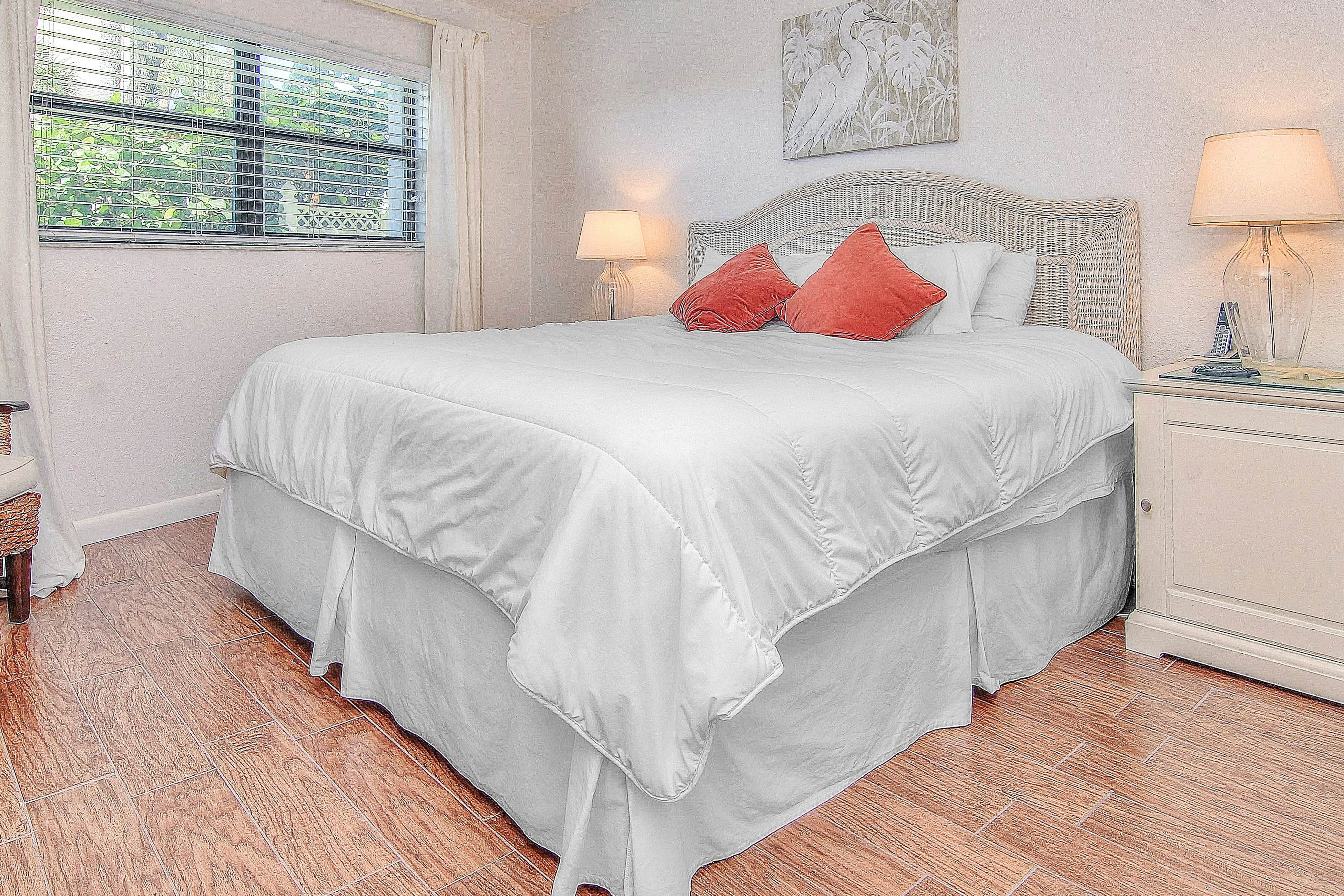 Elegant 1st-floor condo w/private patio, AC, on-site outdoor pool & gas grills