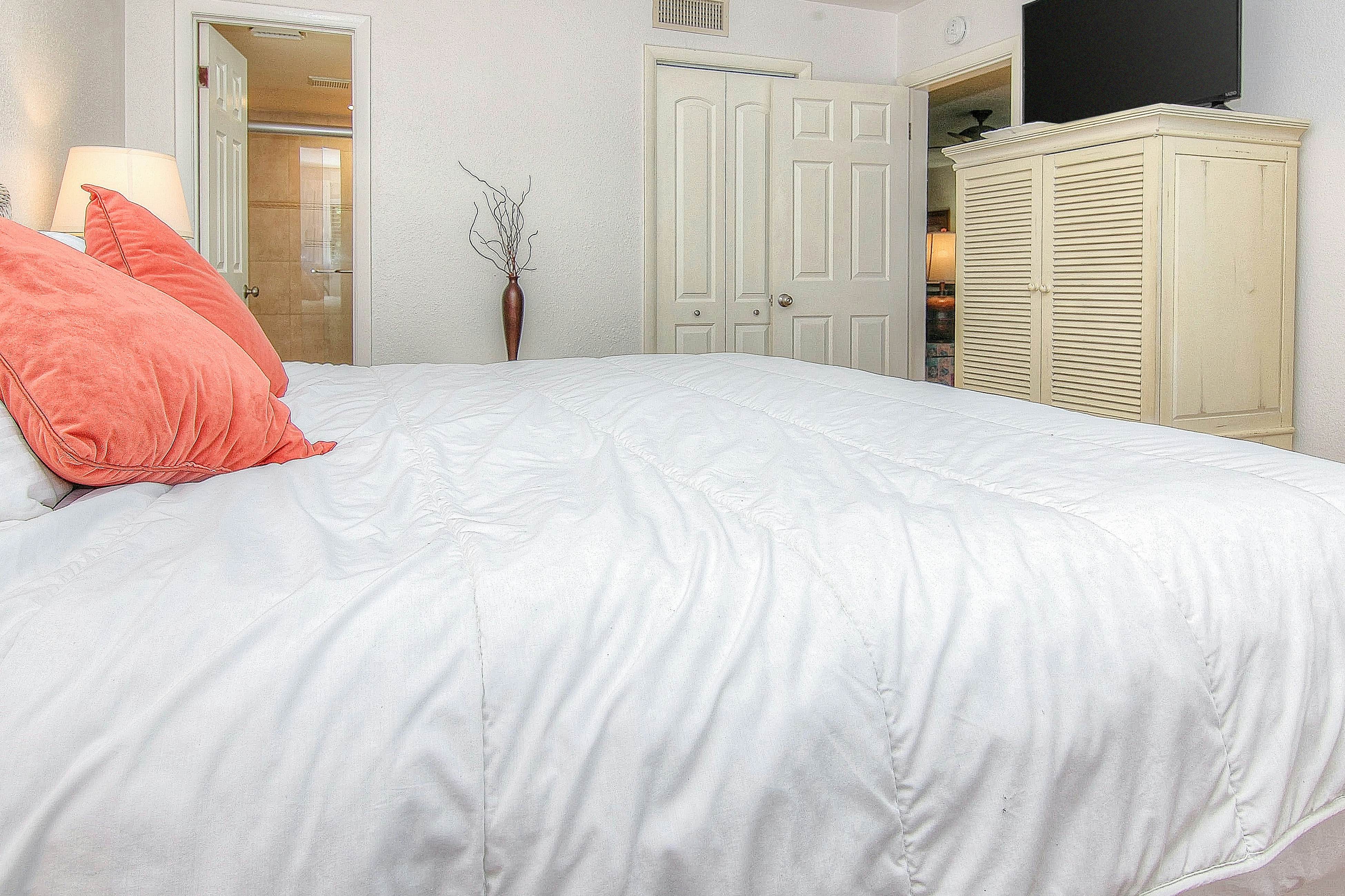 Elegant 1st-floor condo w/private patio, AC, on-site outdoor pool & gas grills