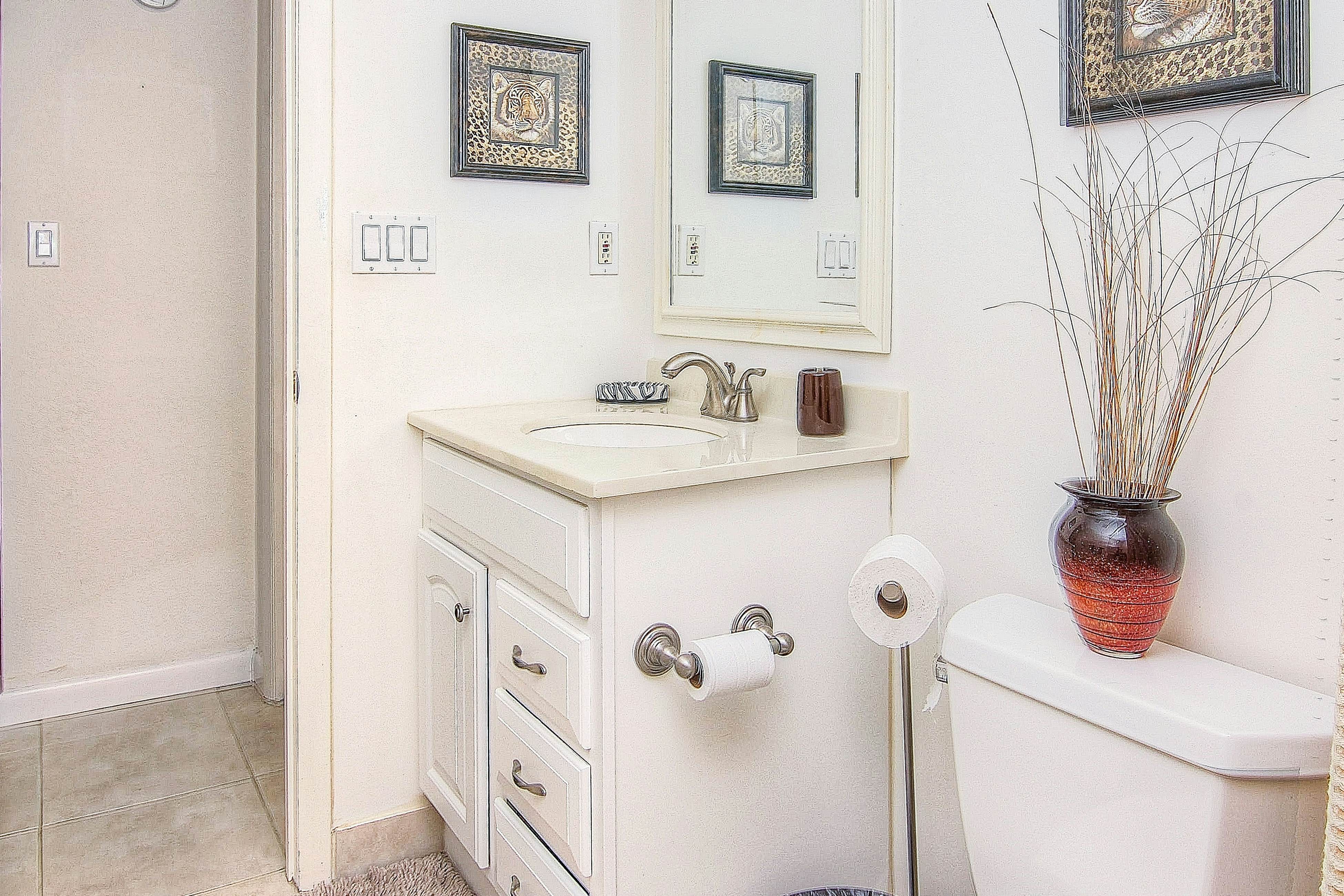 Elegant 1st-floor condo w/private patio, AC, on-site outdoor pool & gas grills