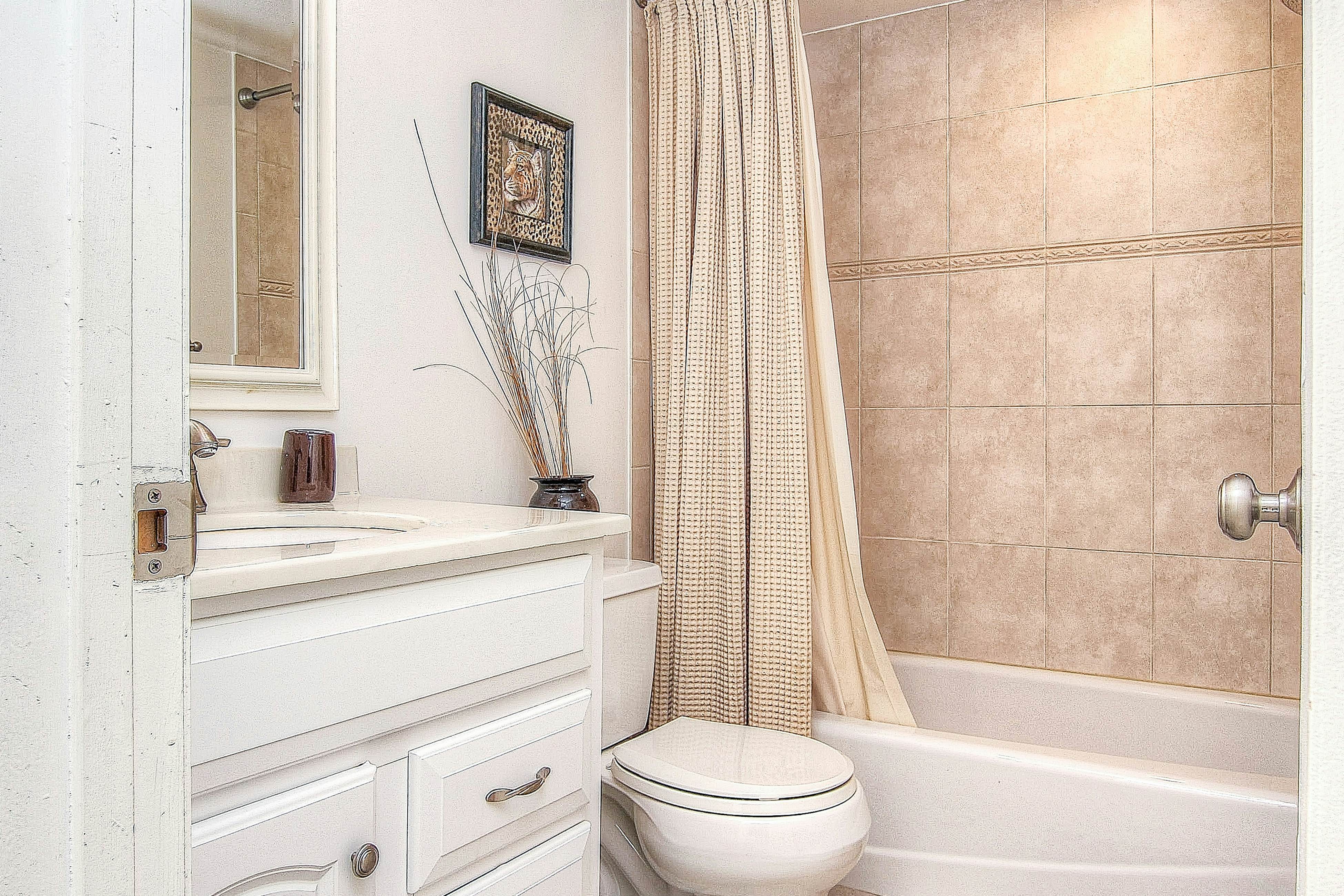 Elegant 1st-floor condo w/private patio, AC, on-site outdoor pool & gas grills