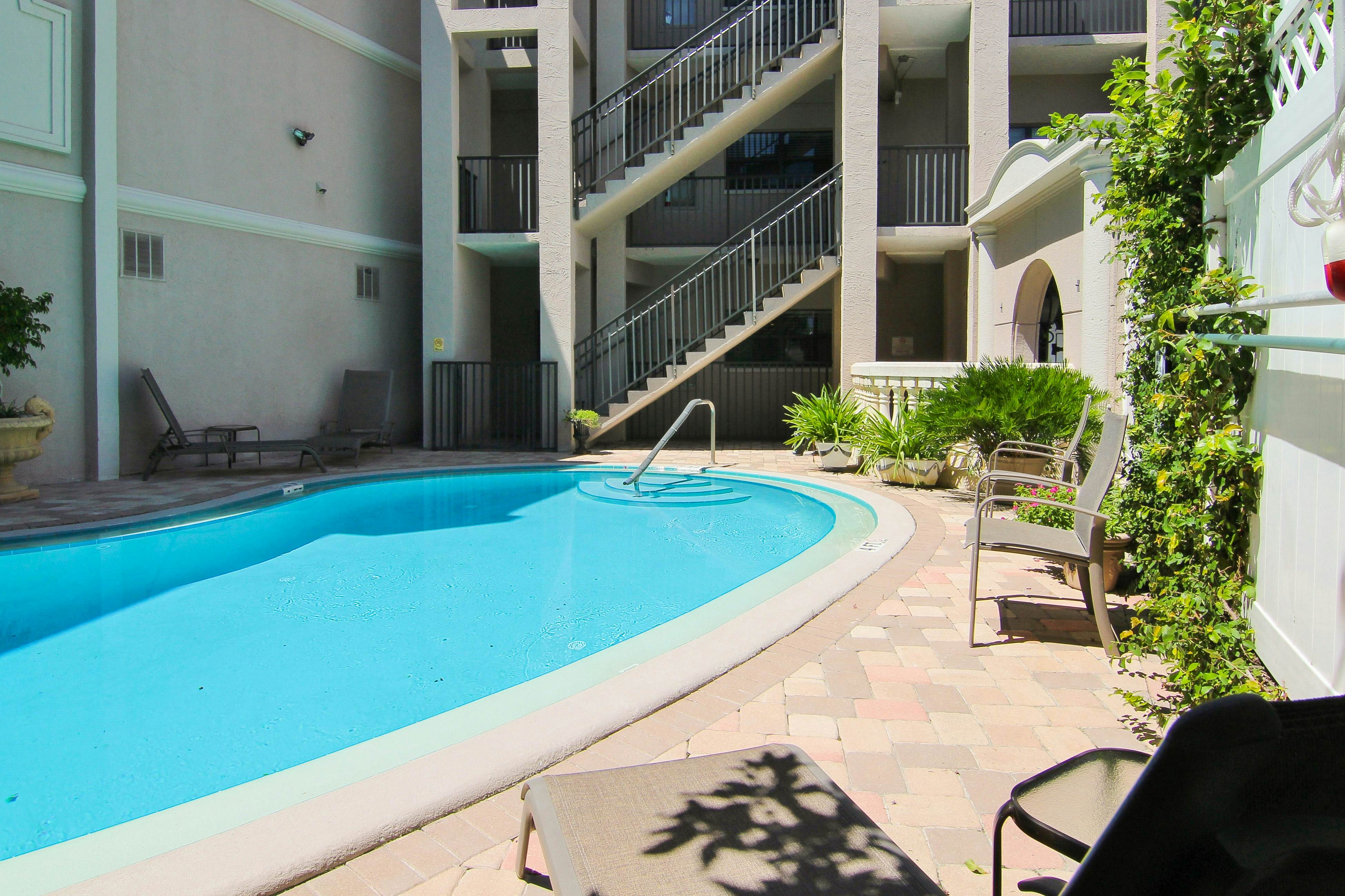 Elegant 1st-floor condo w/private patio, AC, on-site outdoor pool & gas grills