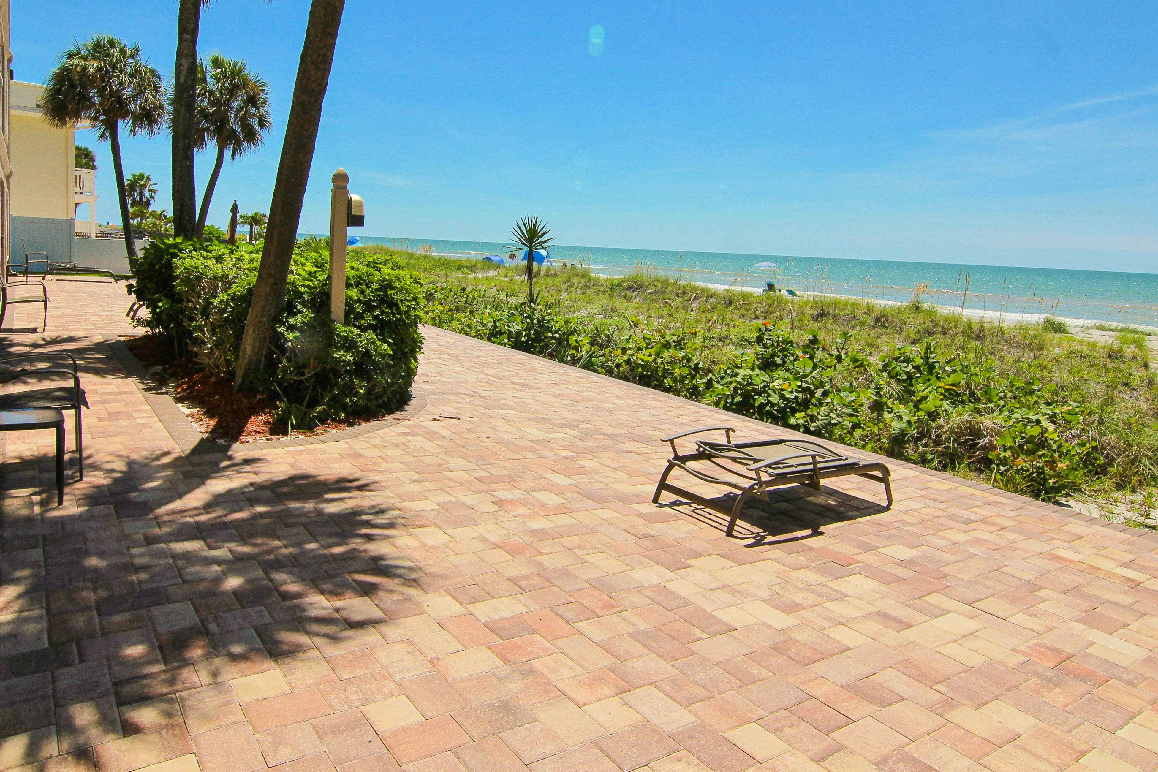 Elegant 1st-floor condo w/private patio, AC, on-site outdoor pool & gas grills