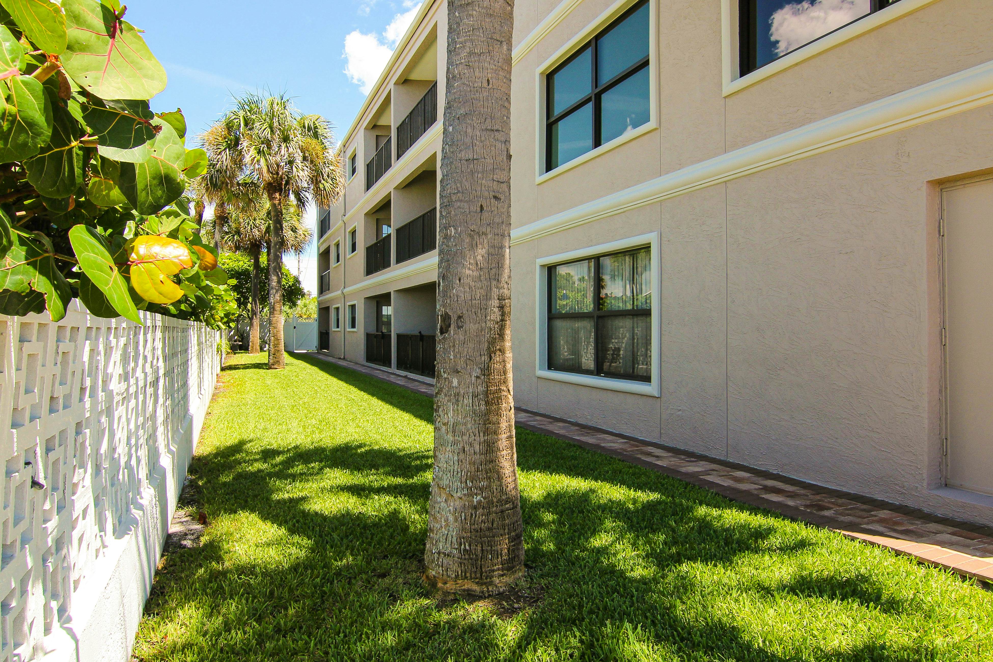 Elegant 1st-floor condo w/private patio, AC, on-site outdoor pool & gas grills