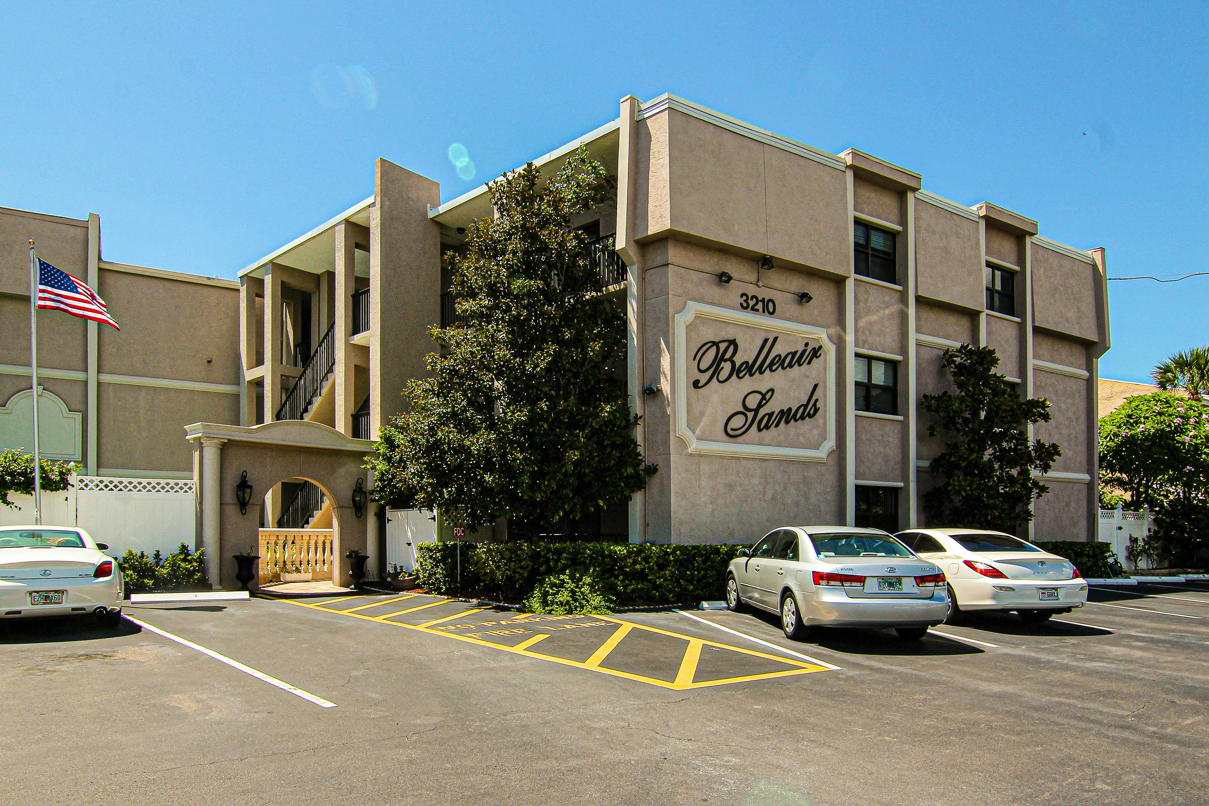 Elegant 1st-floor condo w/private patio, AC, on-site outdoor pool & gas grills