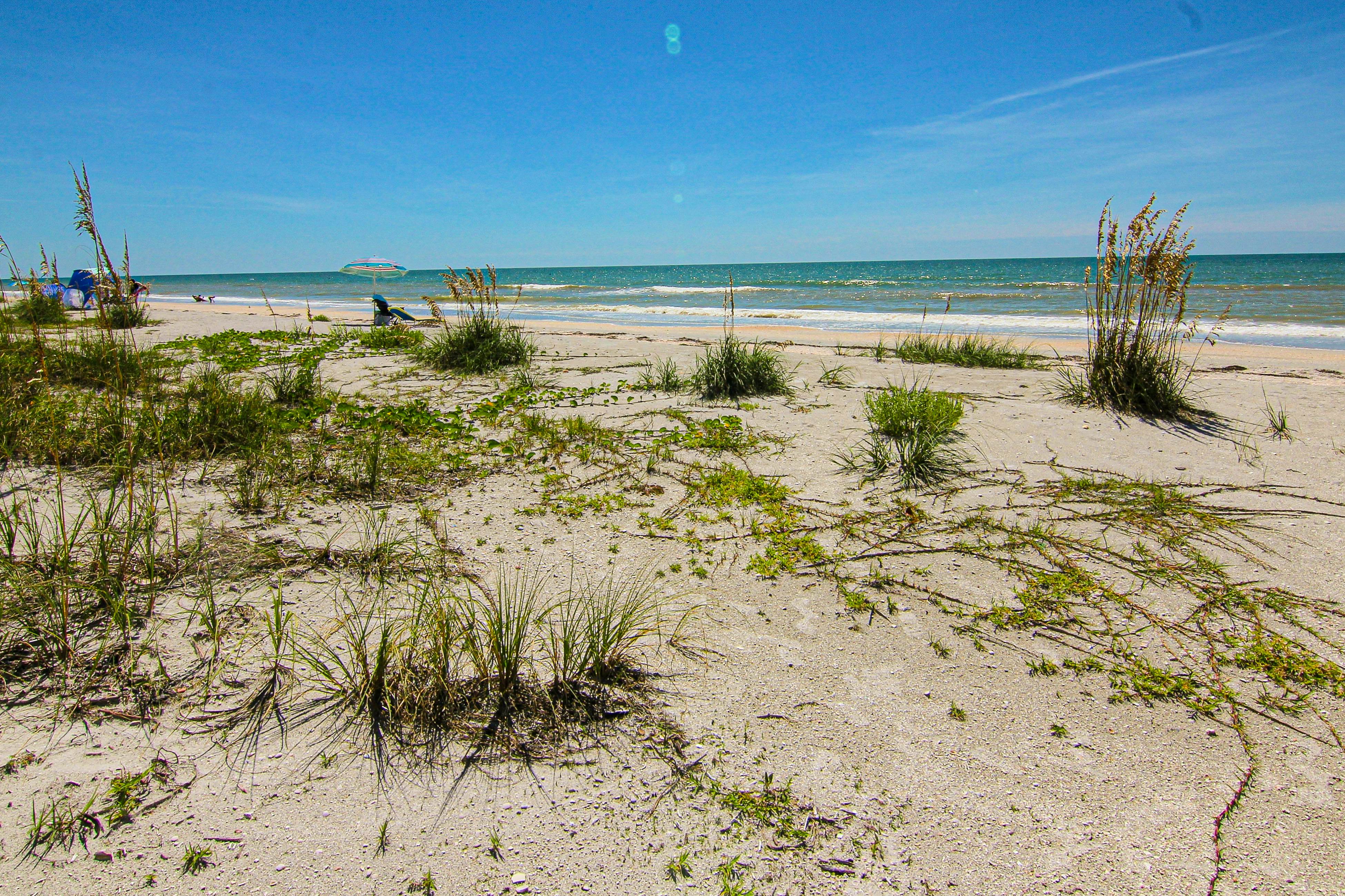 Elegant 1st-floor condo w/private patio, AC, on-site outdoor pool & gas grills