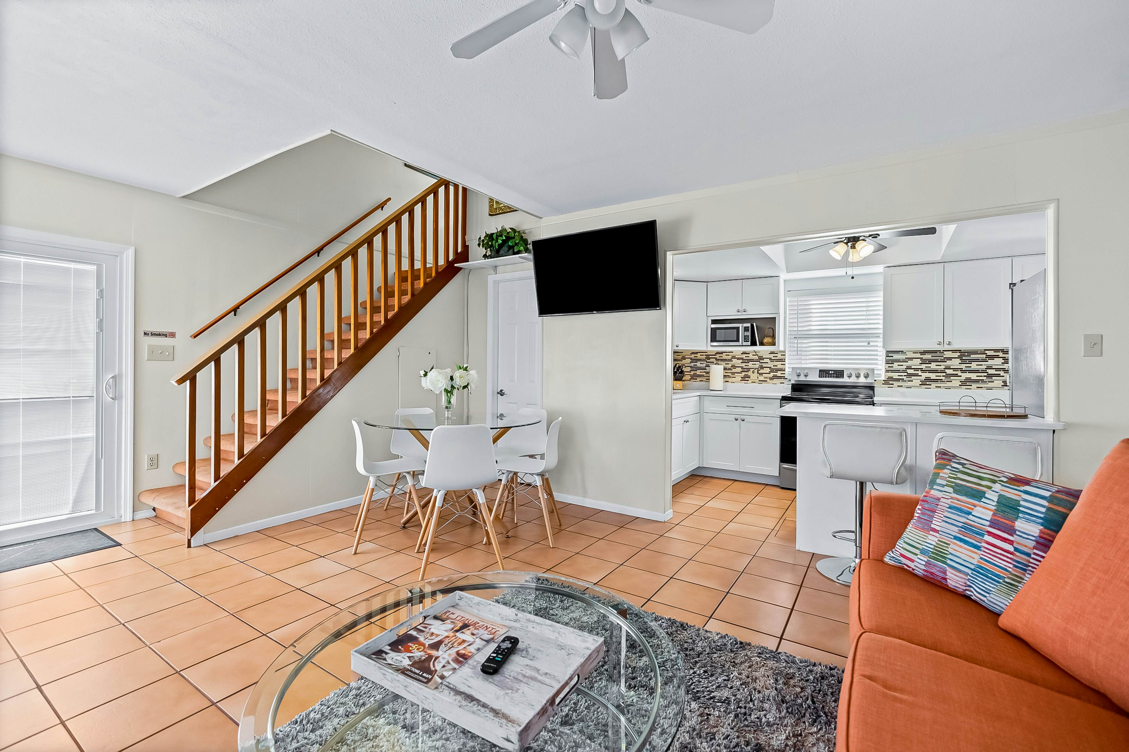 Delightful condo with beach and pool access, washer/dryer