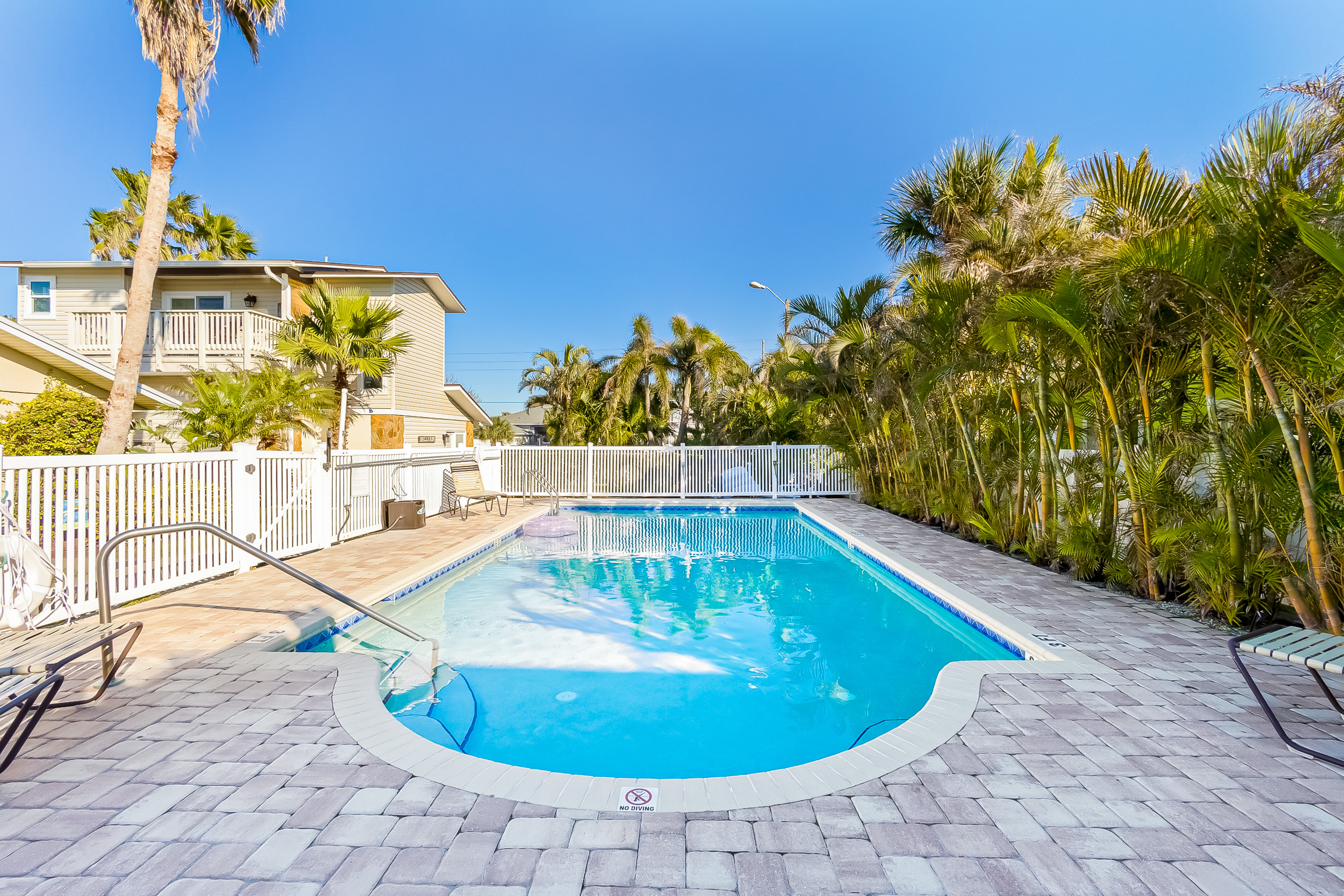 Delightful condo with beach and pool access washer dryer