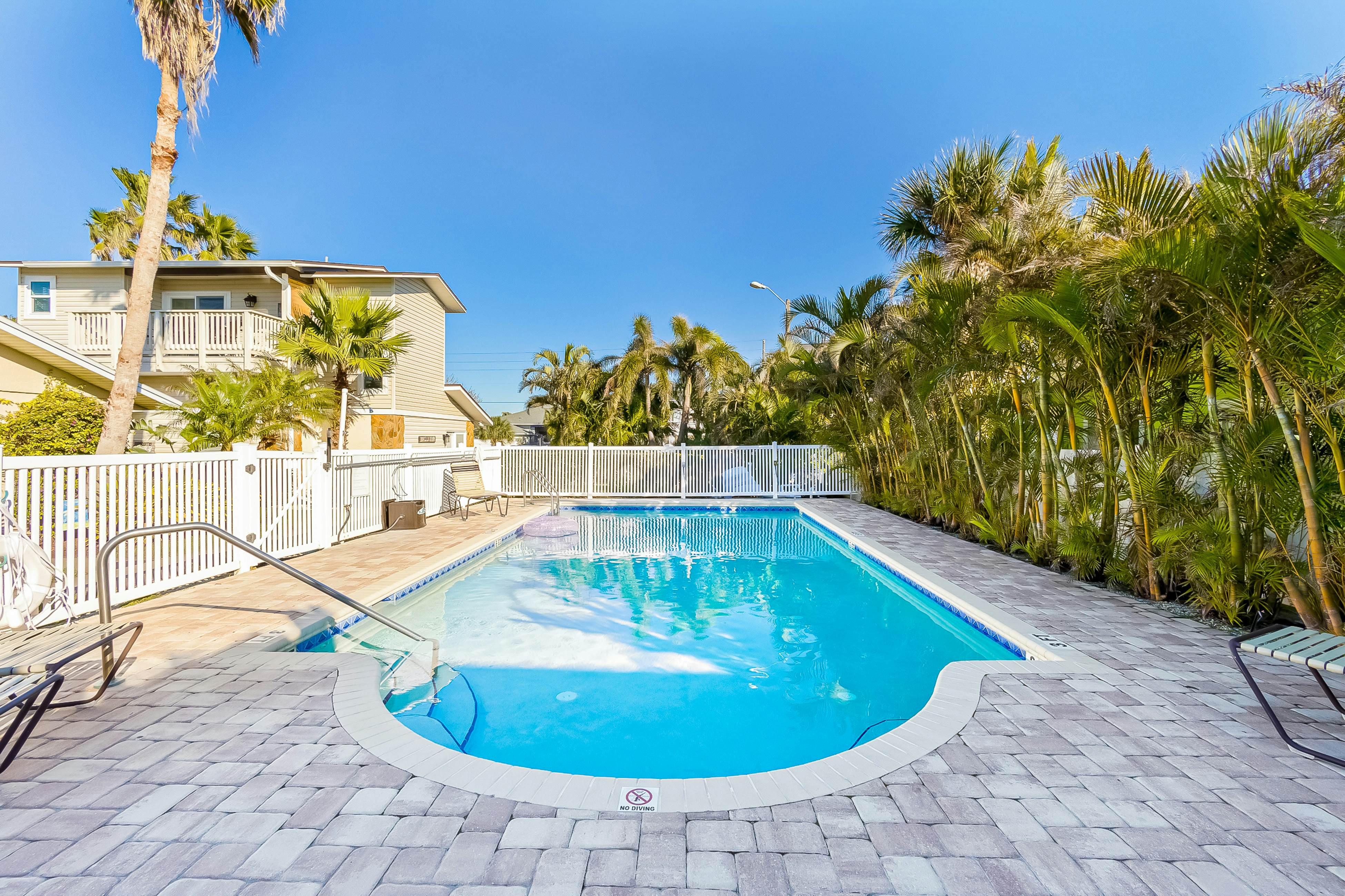 Delightful condo with beach and pool access, washer/dryer