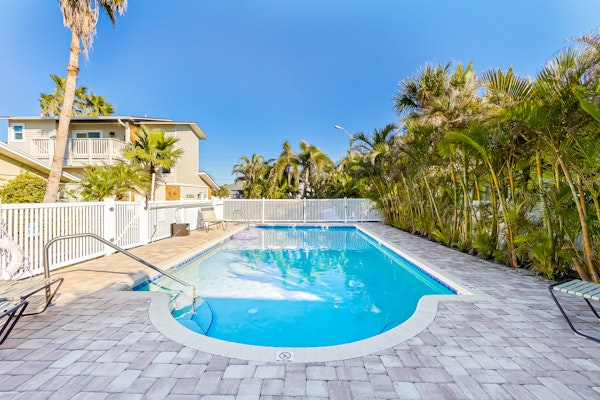 Delightful condo with beach and pool access washer dryer