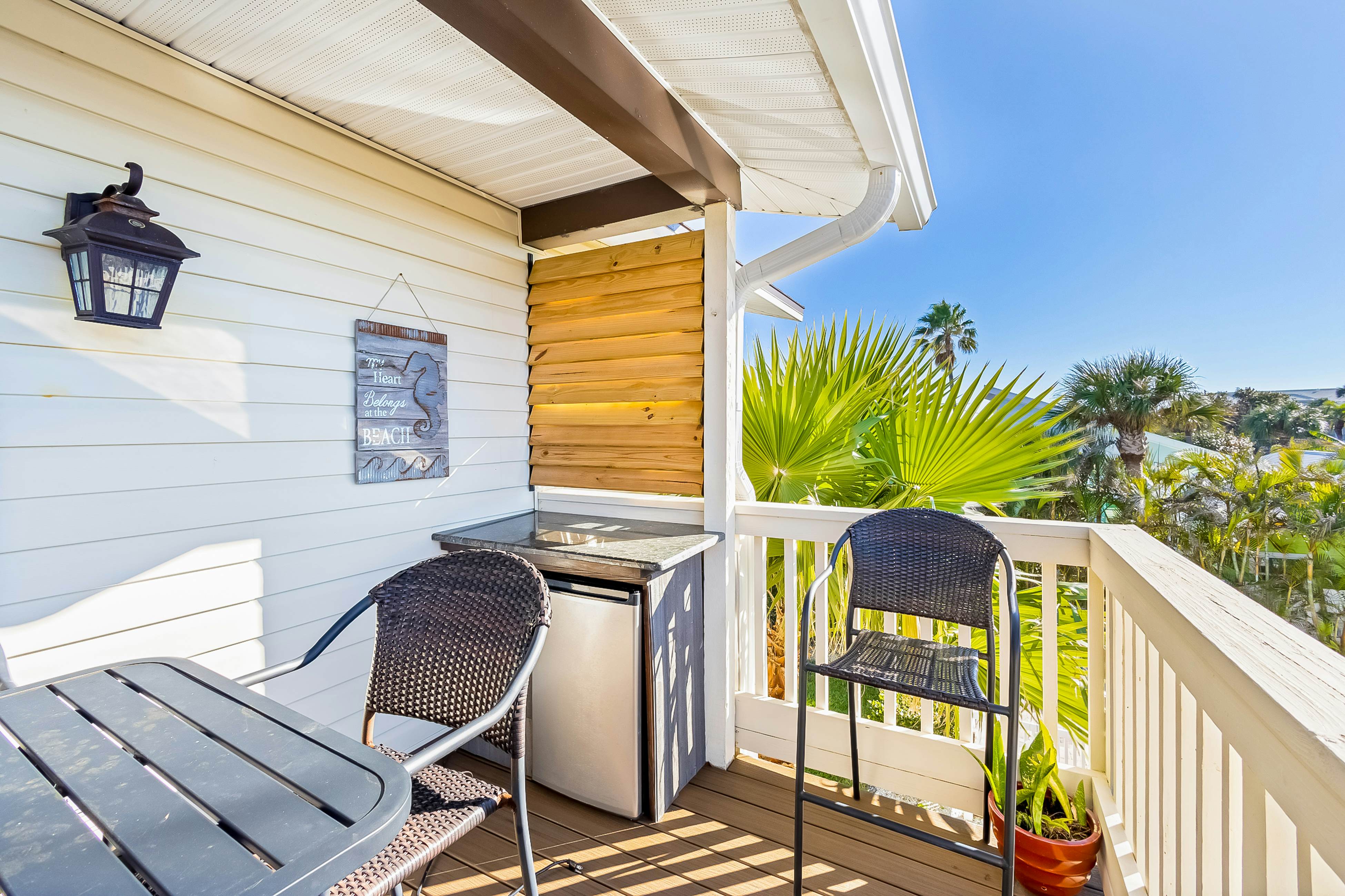 Delightful condo with beach and pool access, washer/dryer