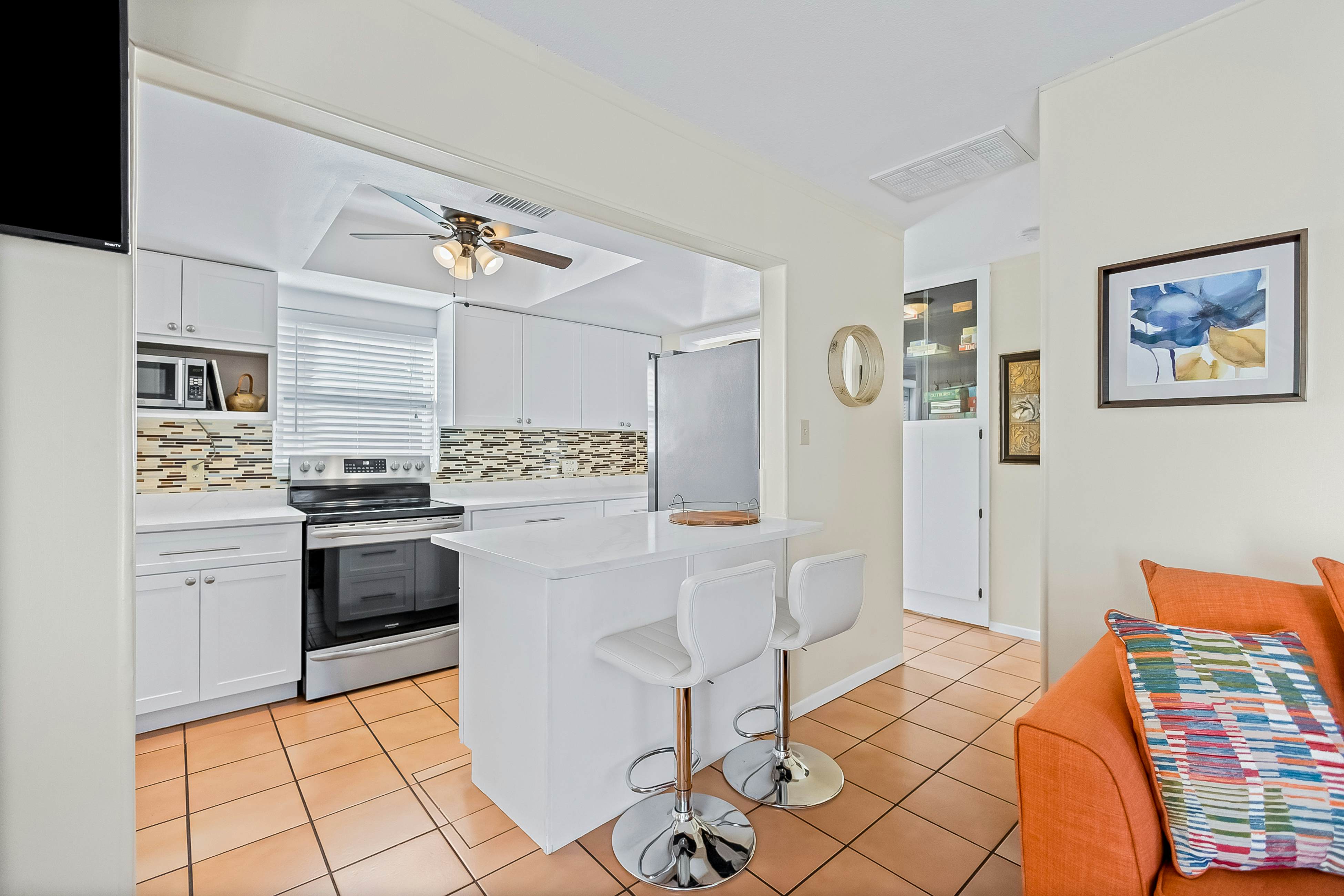 Delightful condo with beach and pool access, washer/dryer