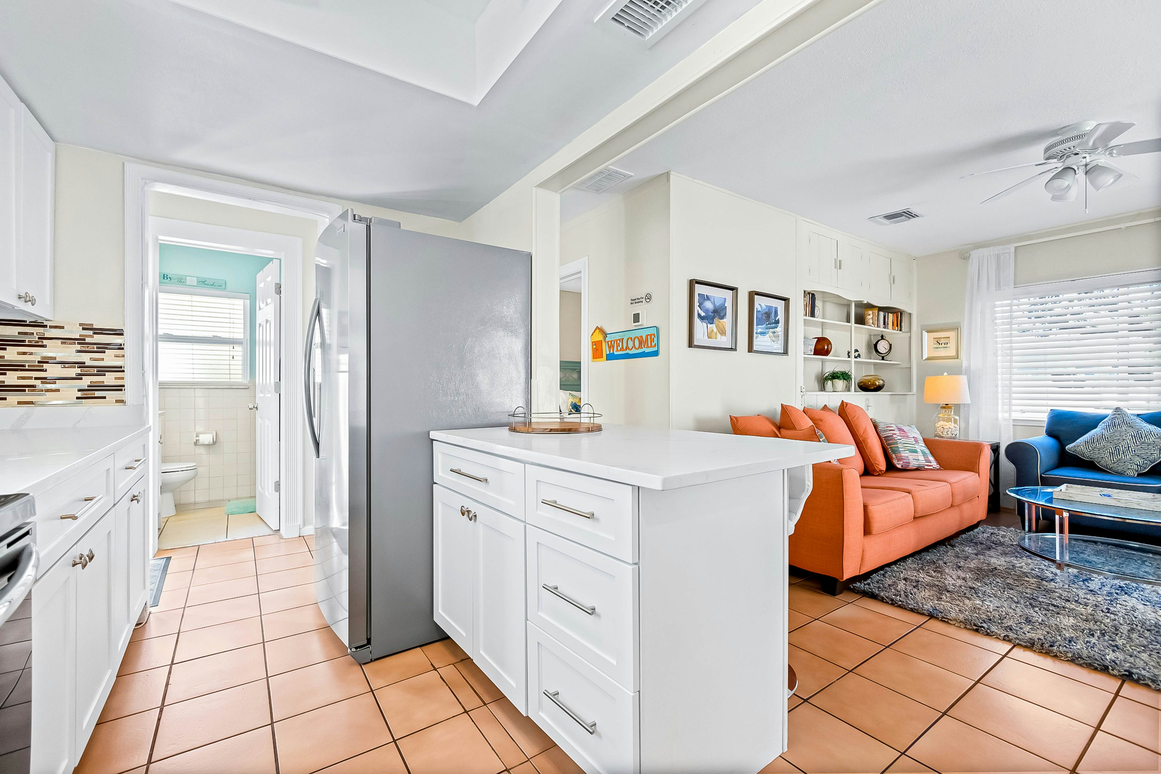 Delightful condo with beach and pool access, washer/dryer