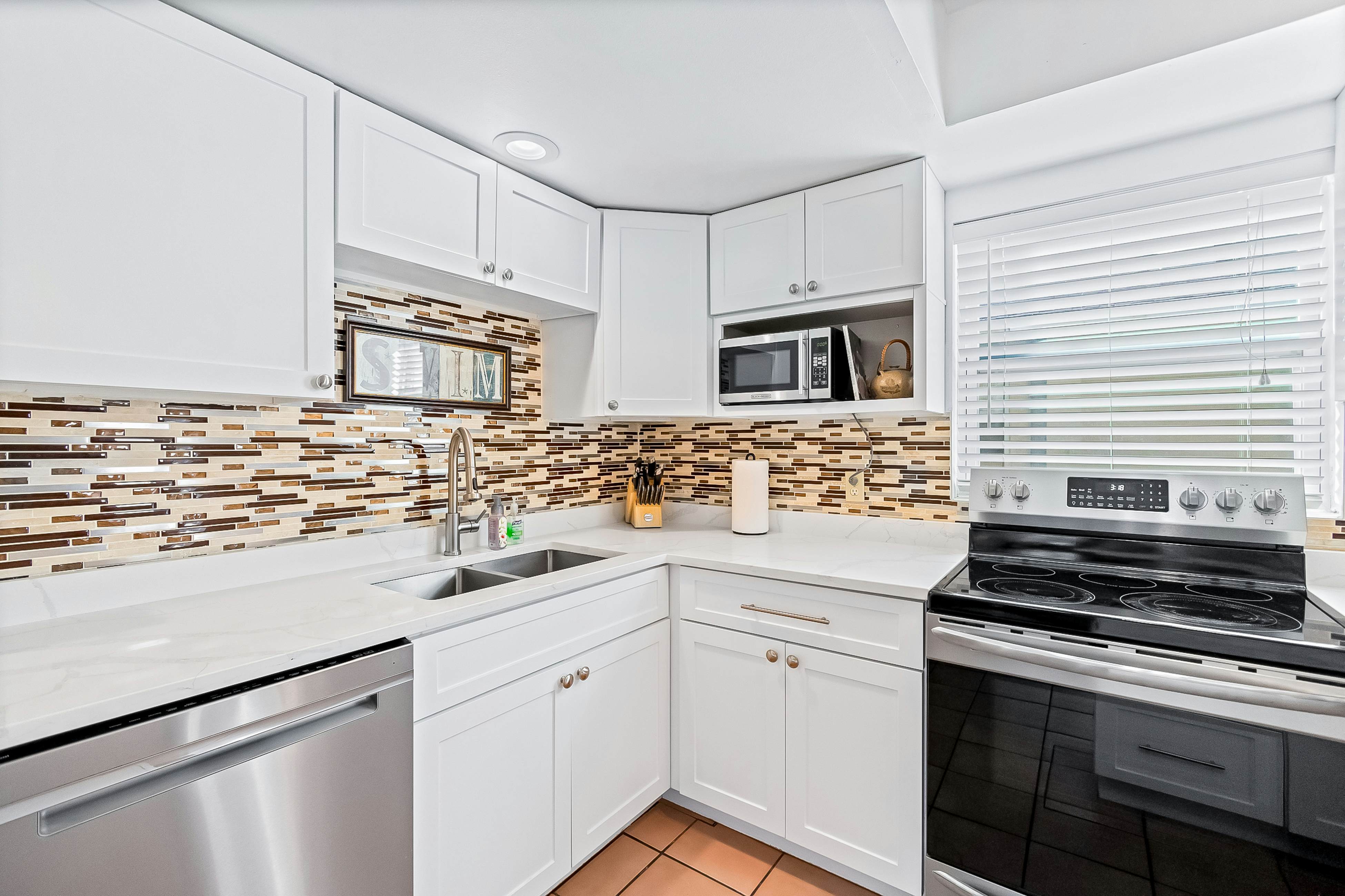 Delightful condo with beach and pool access, washer/dryer