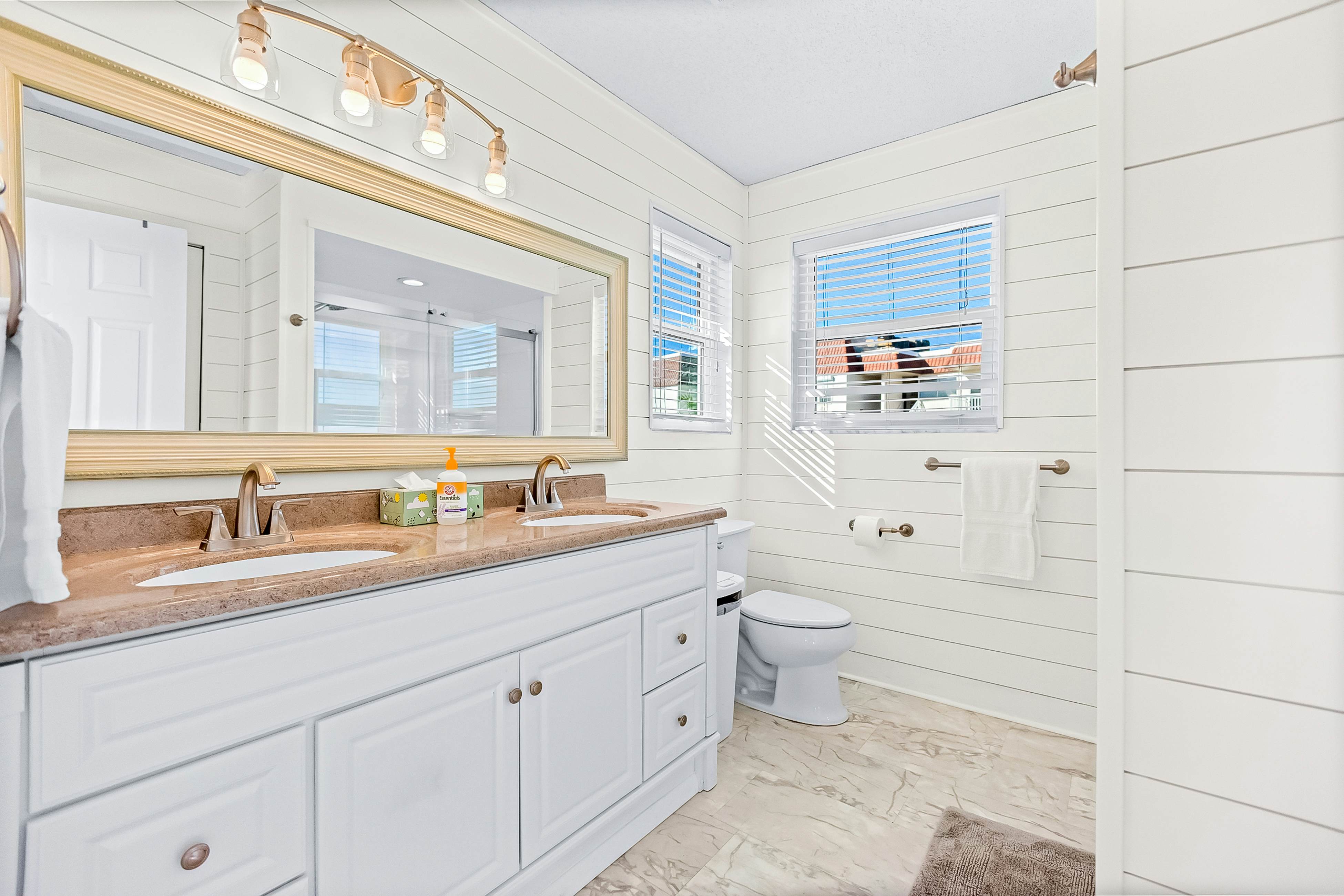 Delightful condo with beach and pool access, washer/dryer