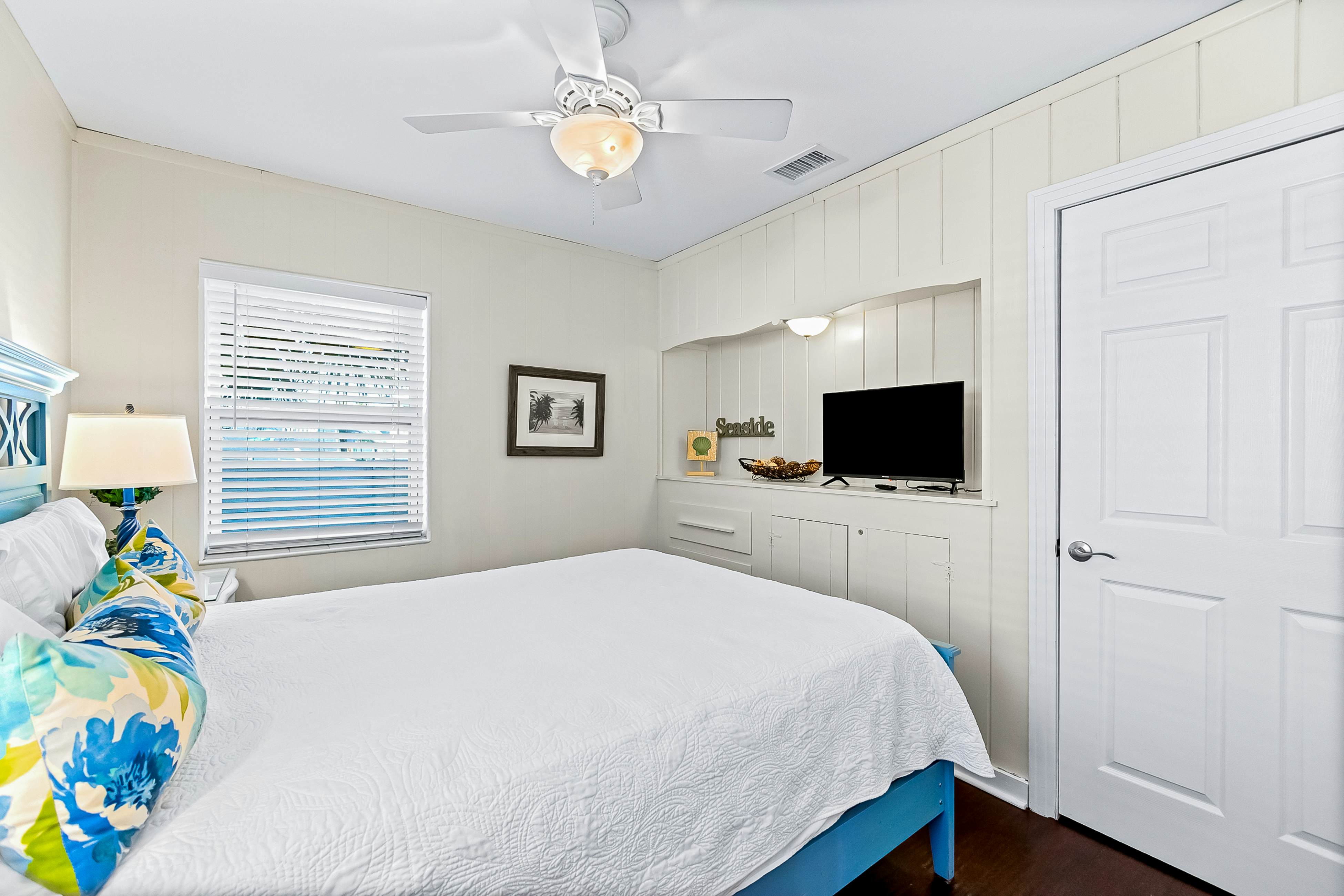 Delightful condo with beach and pool access, washer/dryer