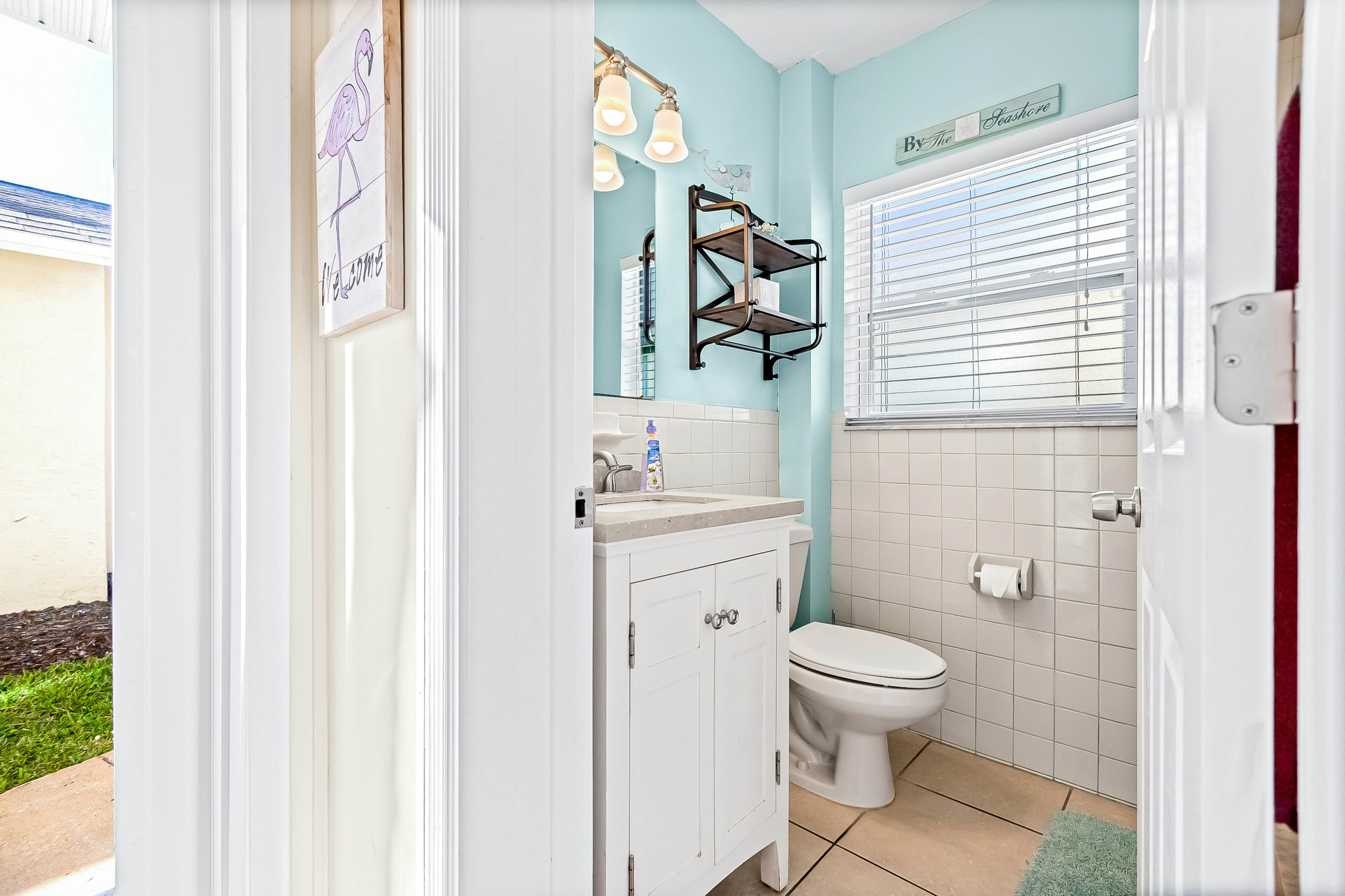 Delightful condo with beach and pool access, washer/dryer