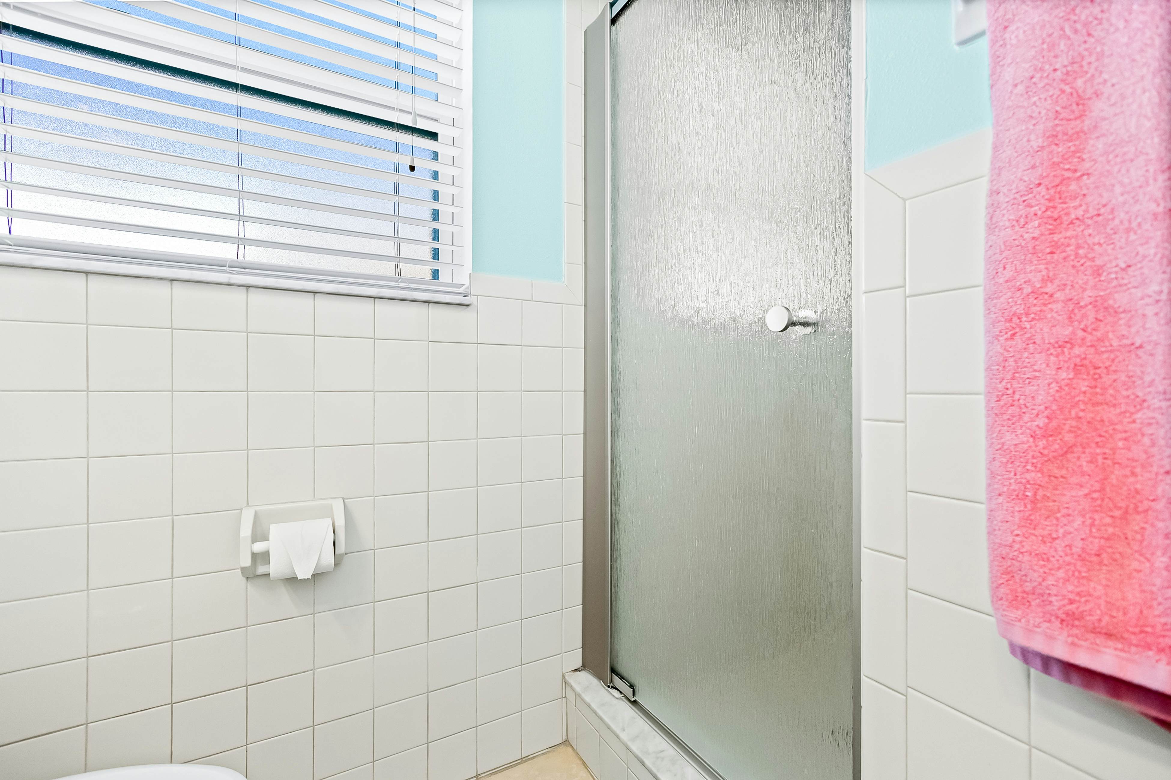 Delightful condo with beach and pool access, washer/dryer