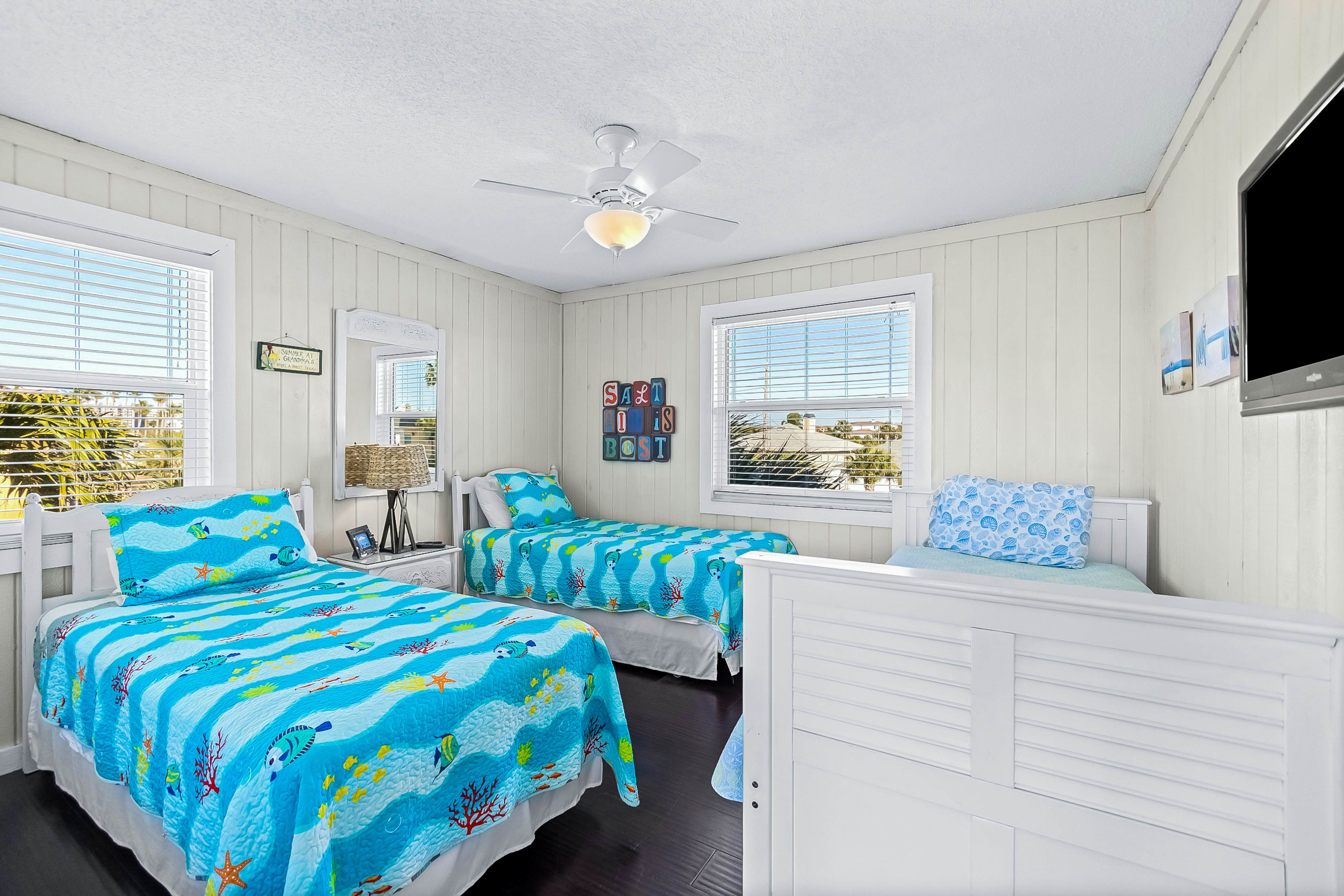 Delightful condo with beach and pool access, washer/dryer