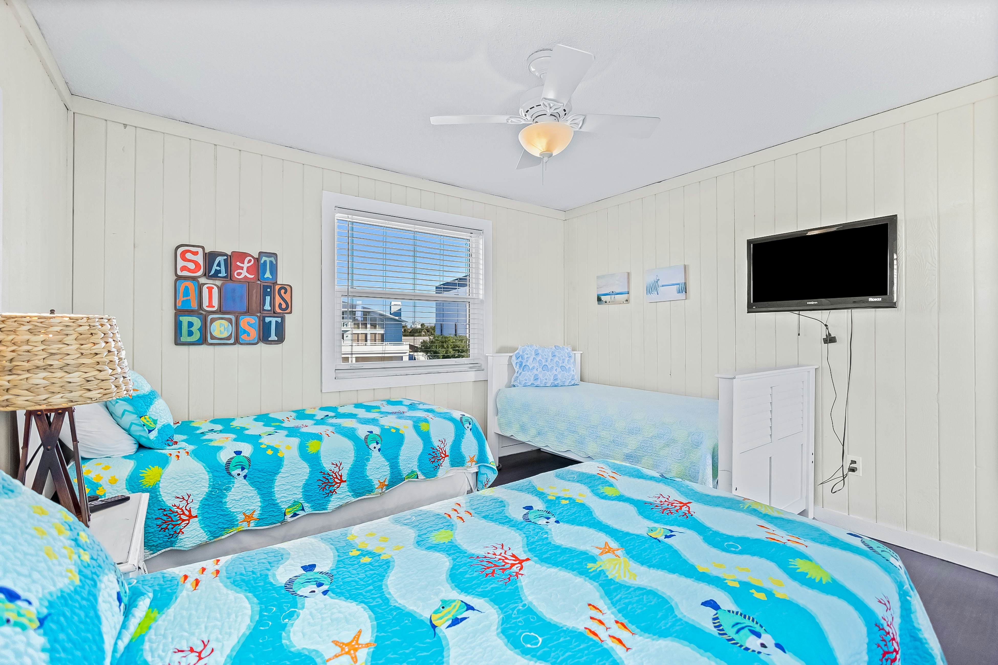 Delightful condo with beach and pool access, washer/dryer