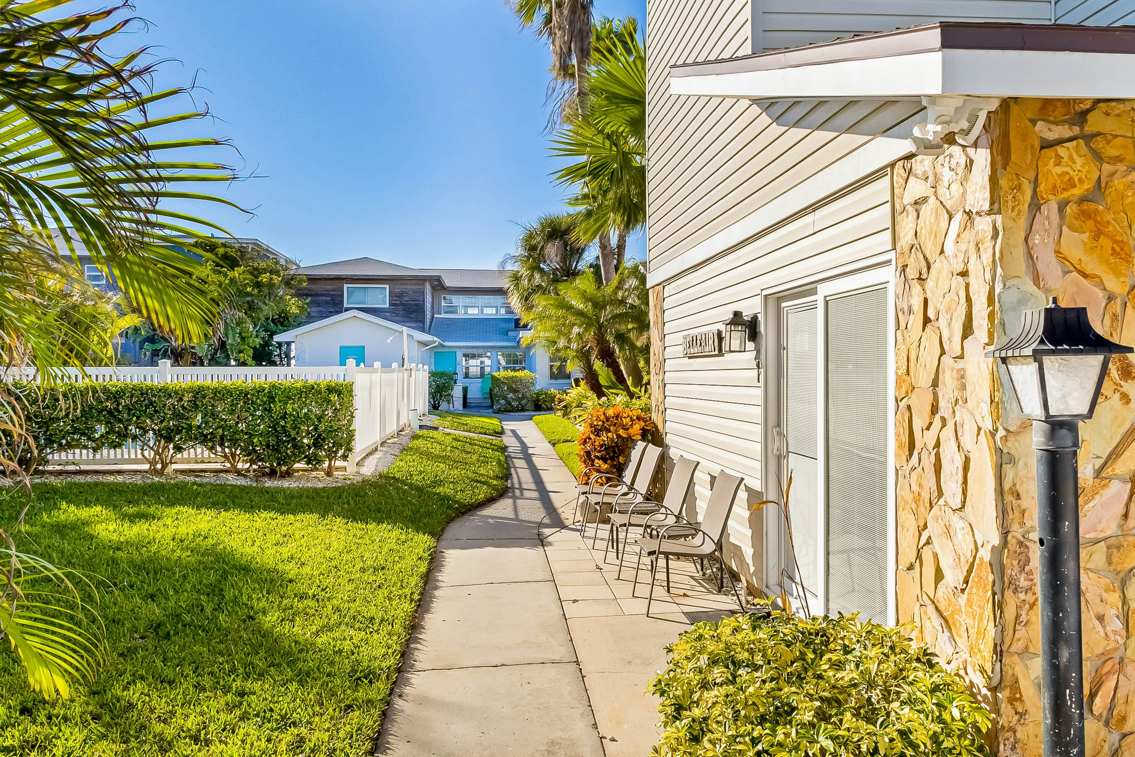 Delightful condo with beach and pool access, washer/dryer