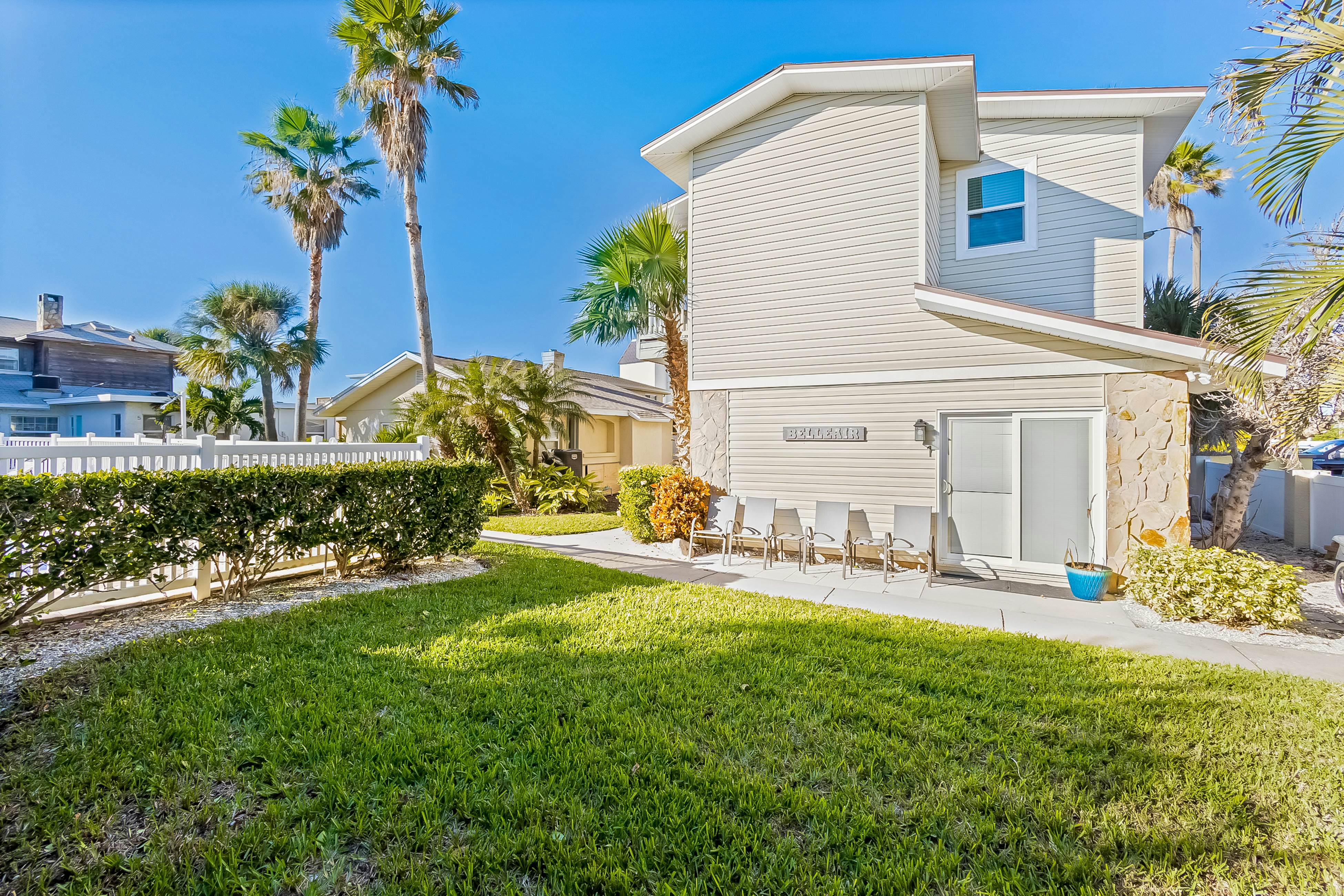 Delightful condo with beach and pool access, washer/dryer