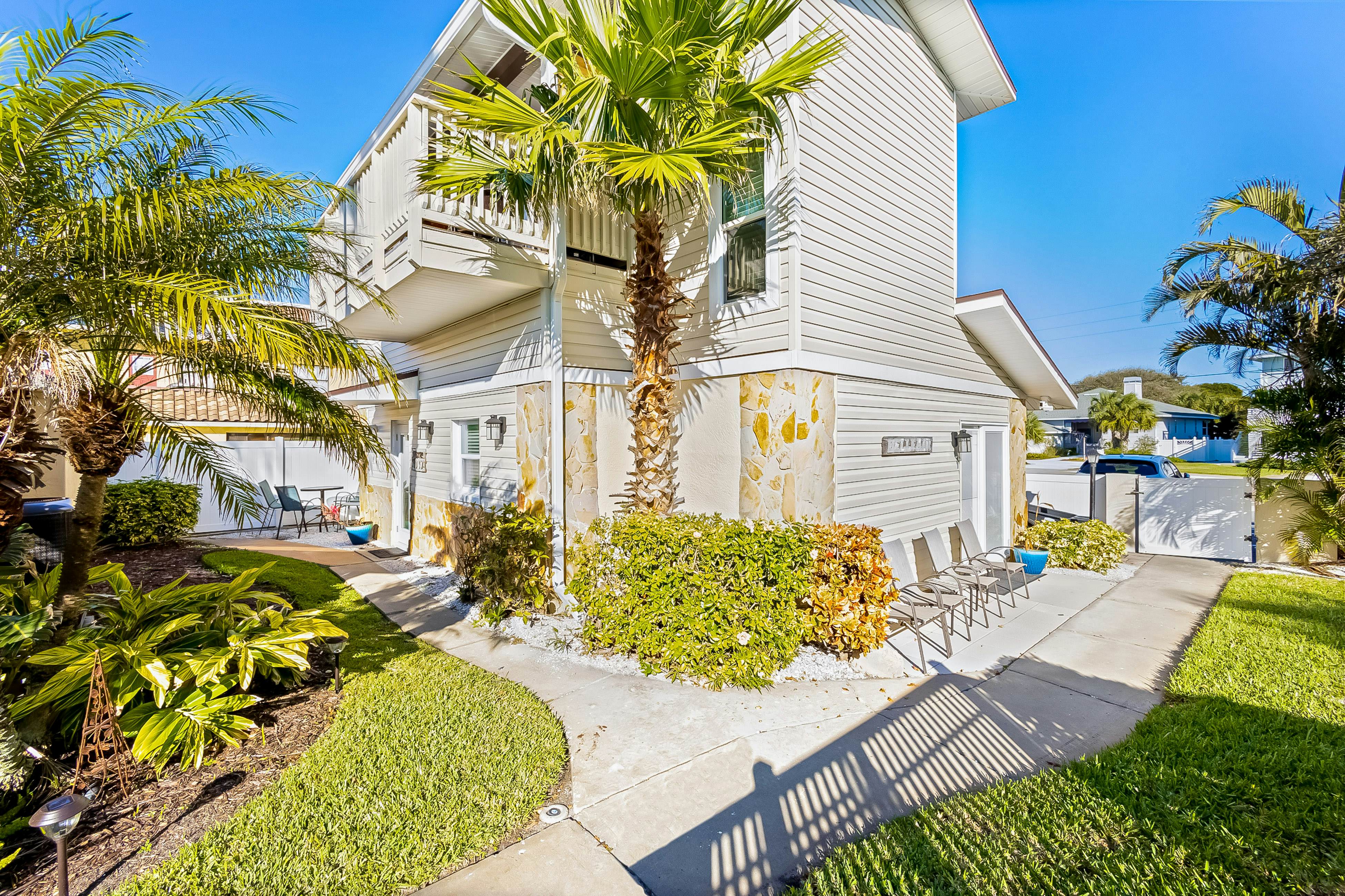 Delightful condo with beach and pool access, washer/dryer