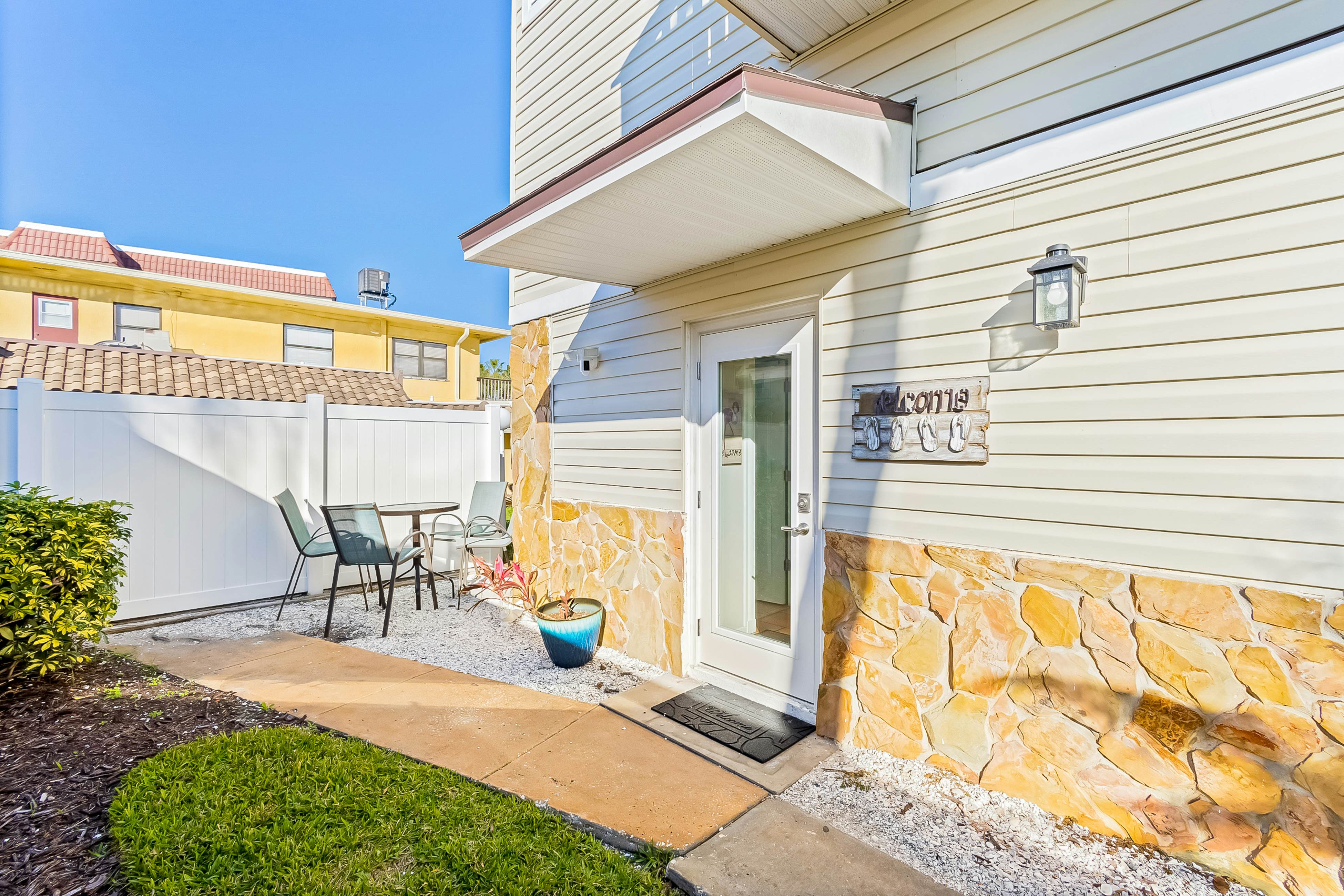 Delightful condo with beach and pool access, washer/dryer