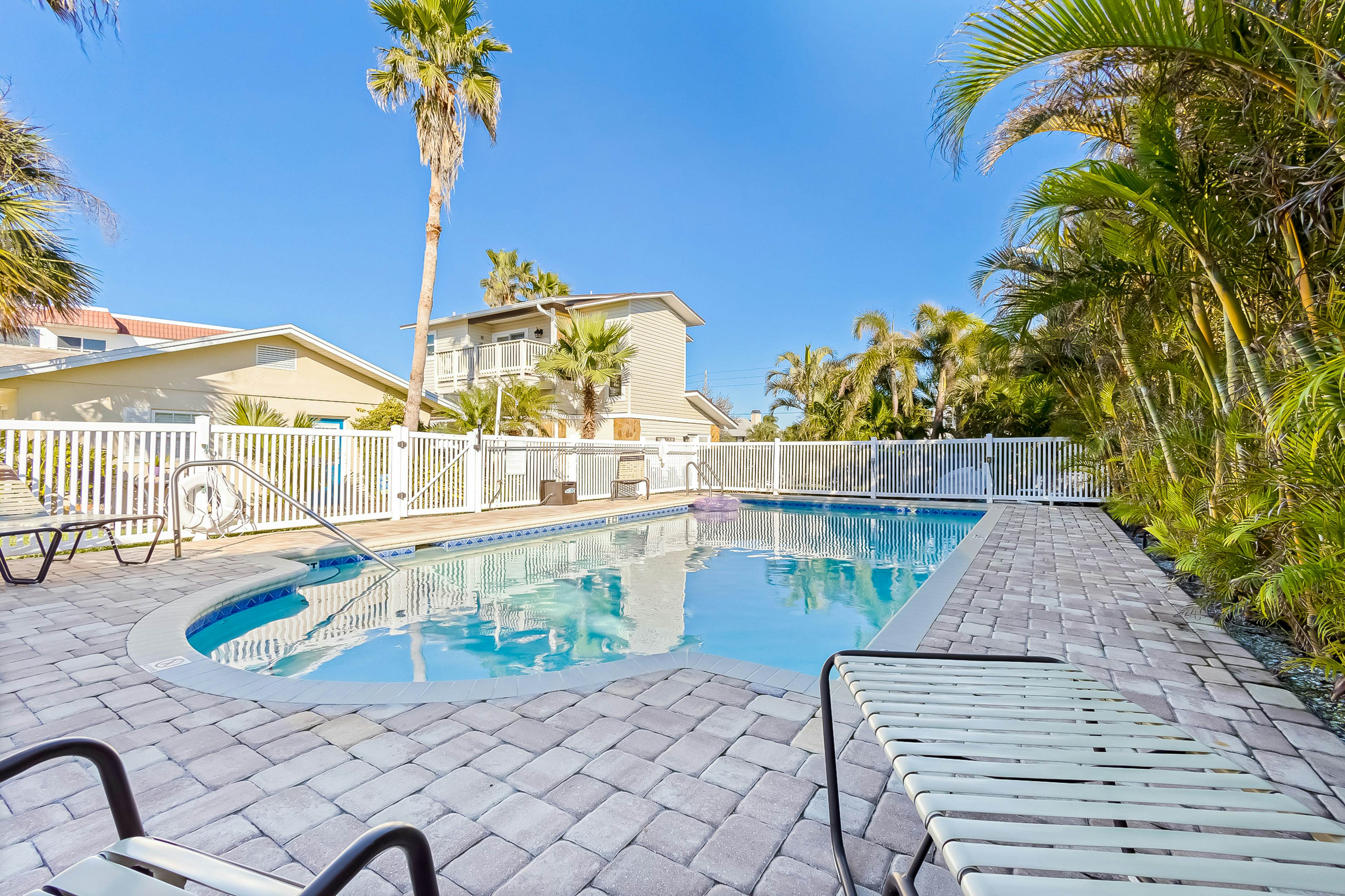 Delightful condo with beach and pool access, washer/dryer