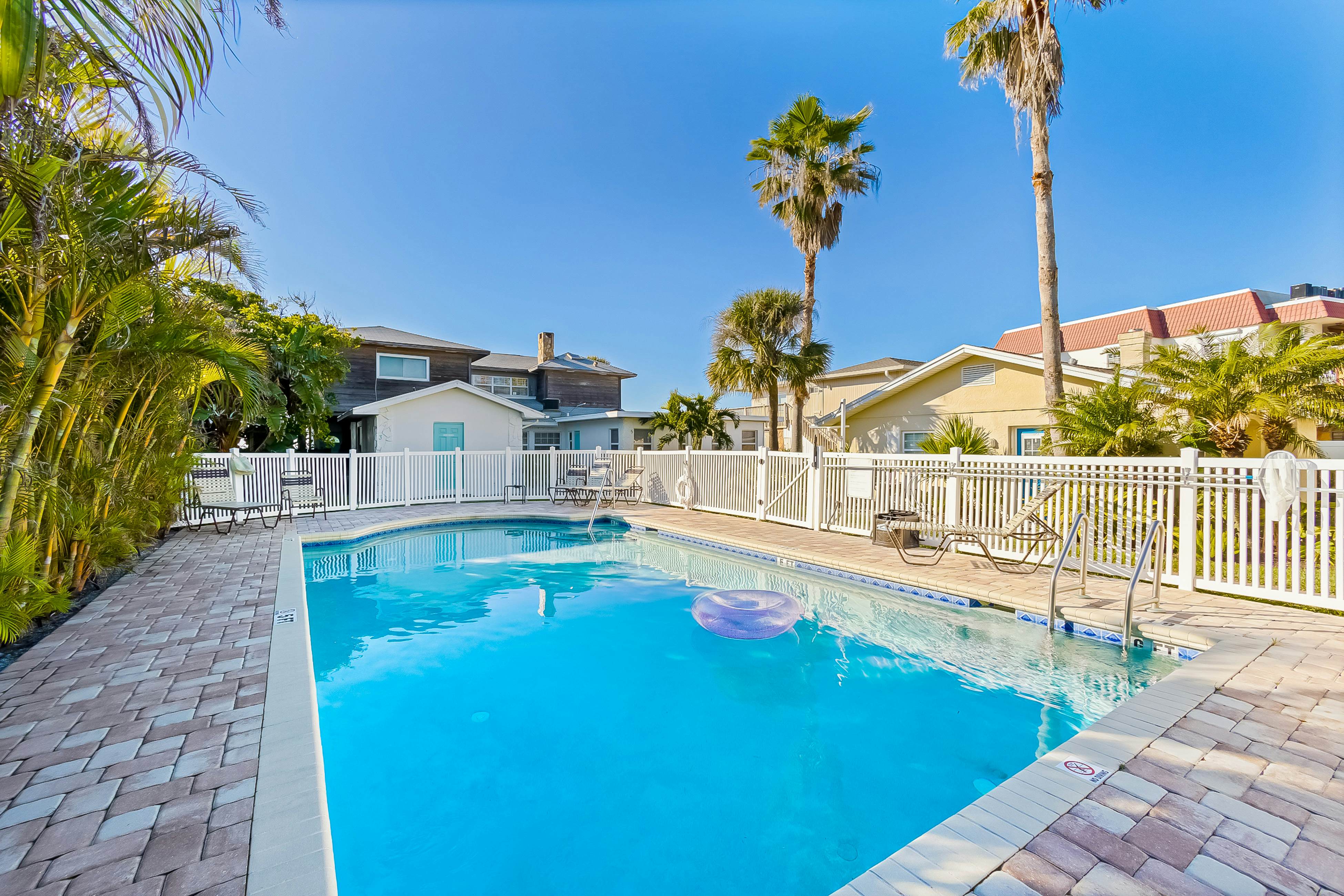 Delightful condo with beach and pool access, washer/dryer