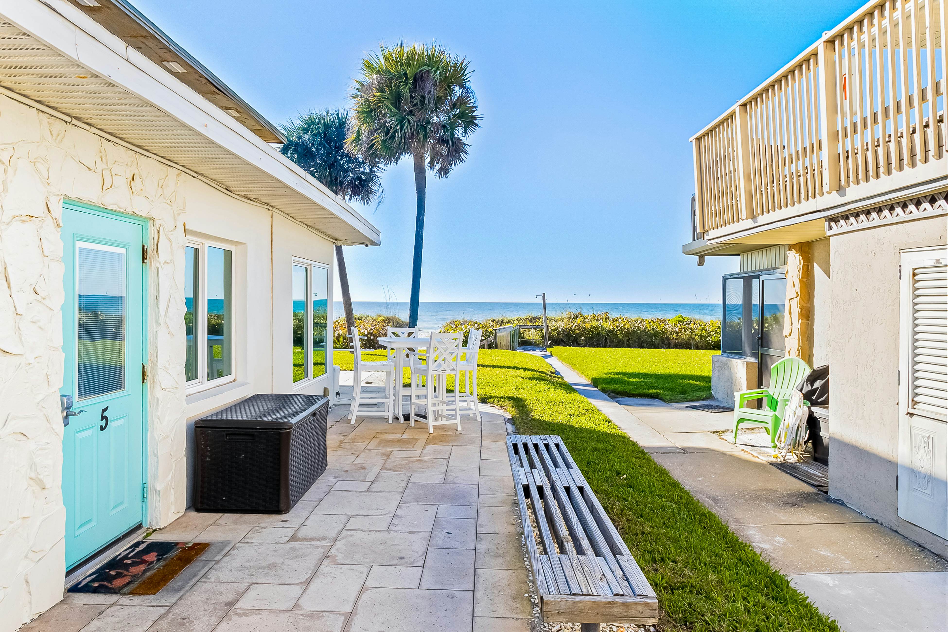 Delightful condo with beach and pool access, washer/dryer