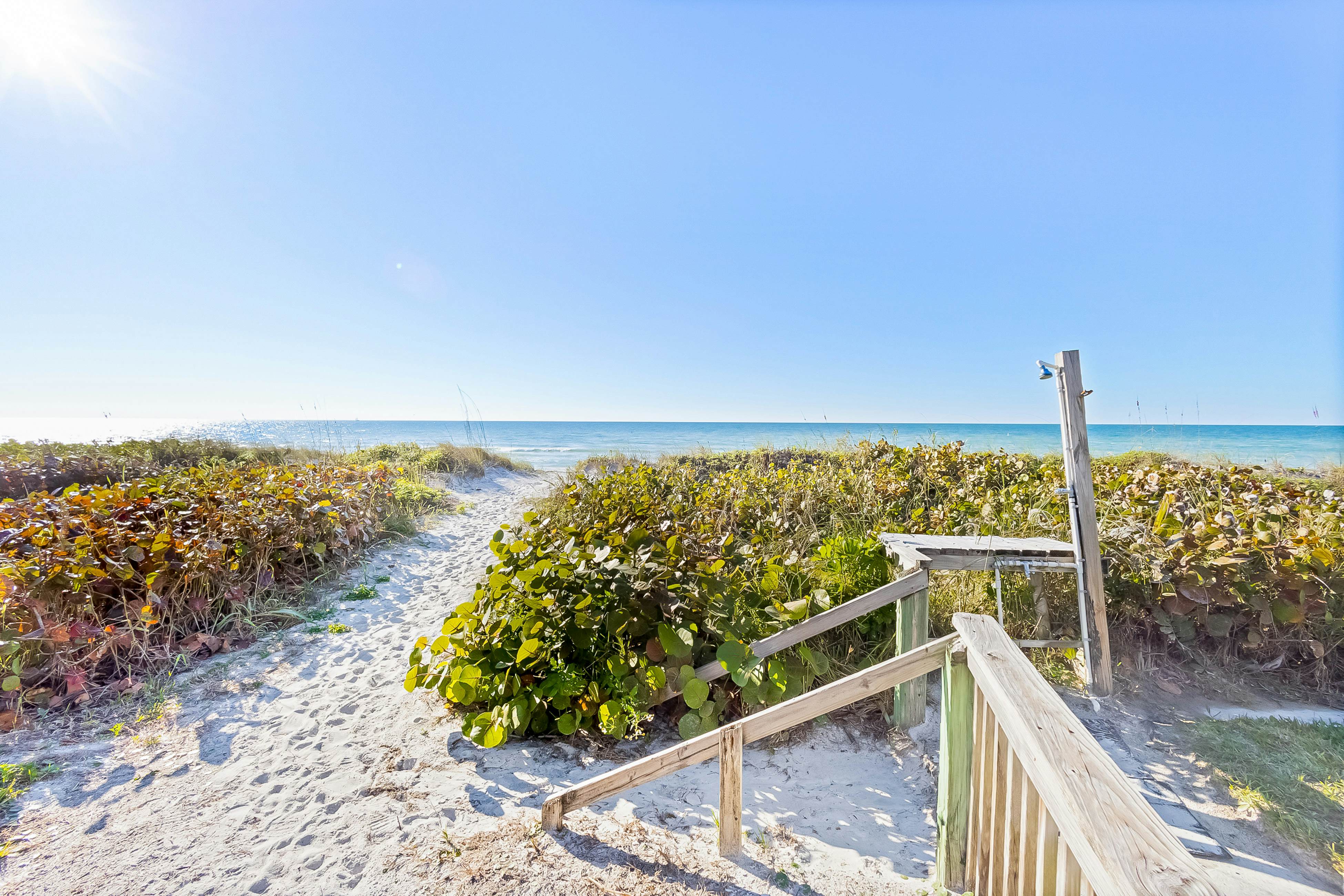 Delightful condo with beach and pool access, washer/dryer